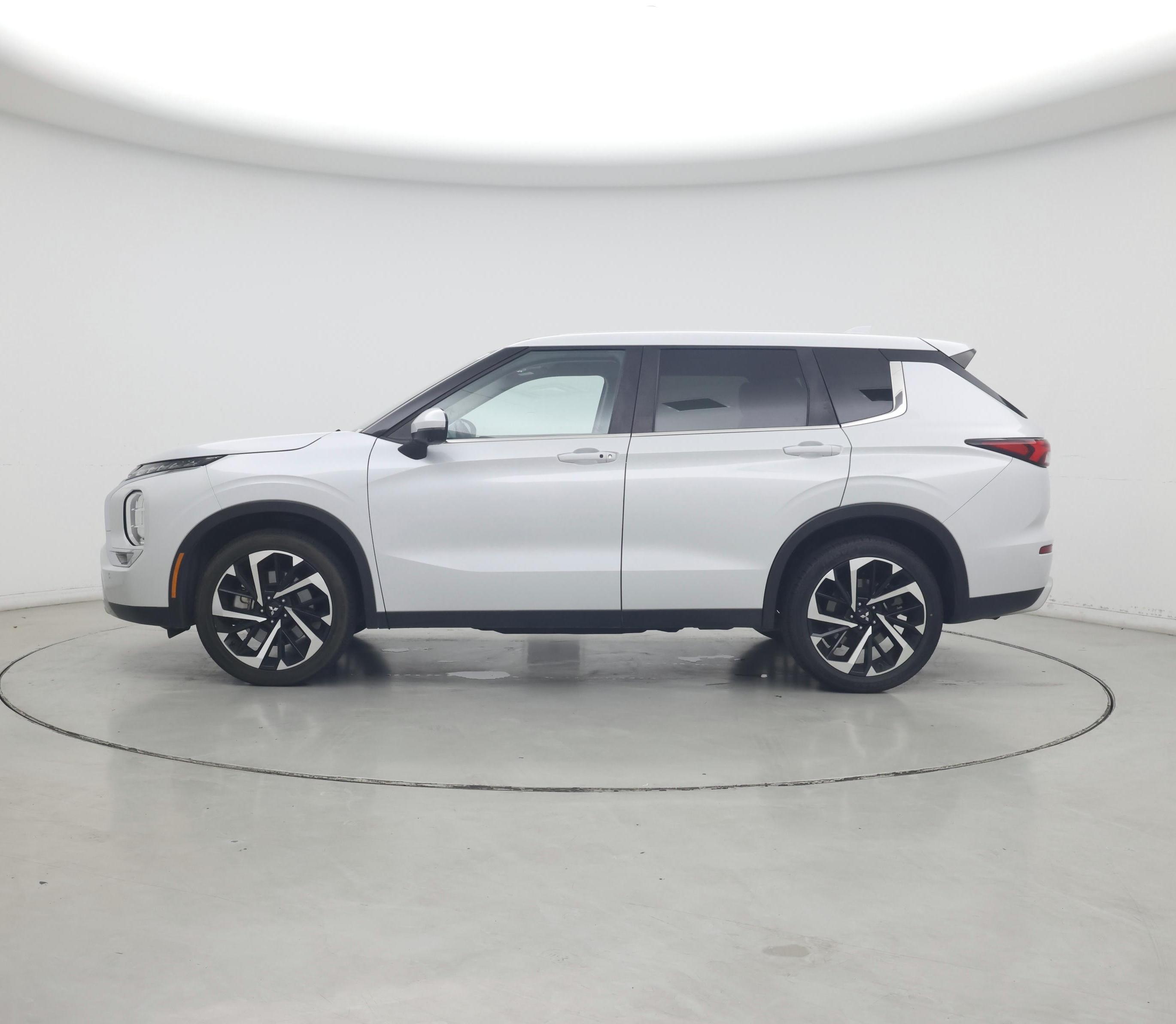 Thumbnail: 2024 Mitsubishi Outlander - 3