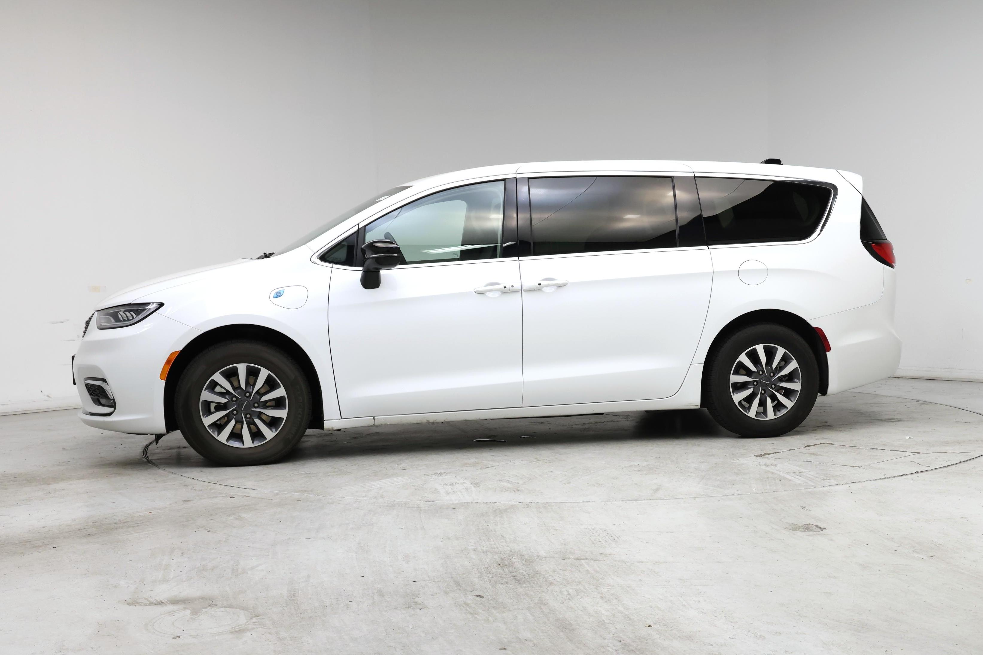 Thumbnail: 2024 Chrysler Pacifica - 3