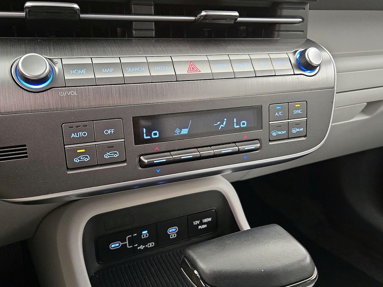 2025 Hyundai Kona SEL - Photo 17