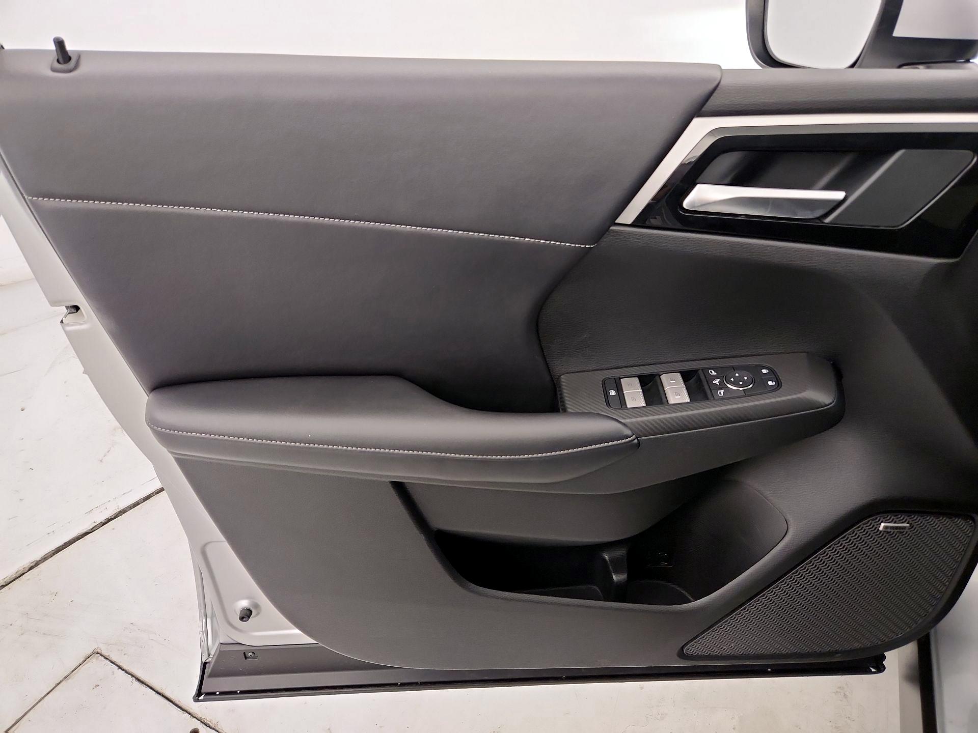 Thumbnail: 2025 Mitsubishi Outlander - 12