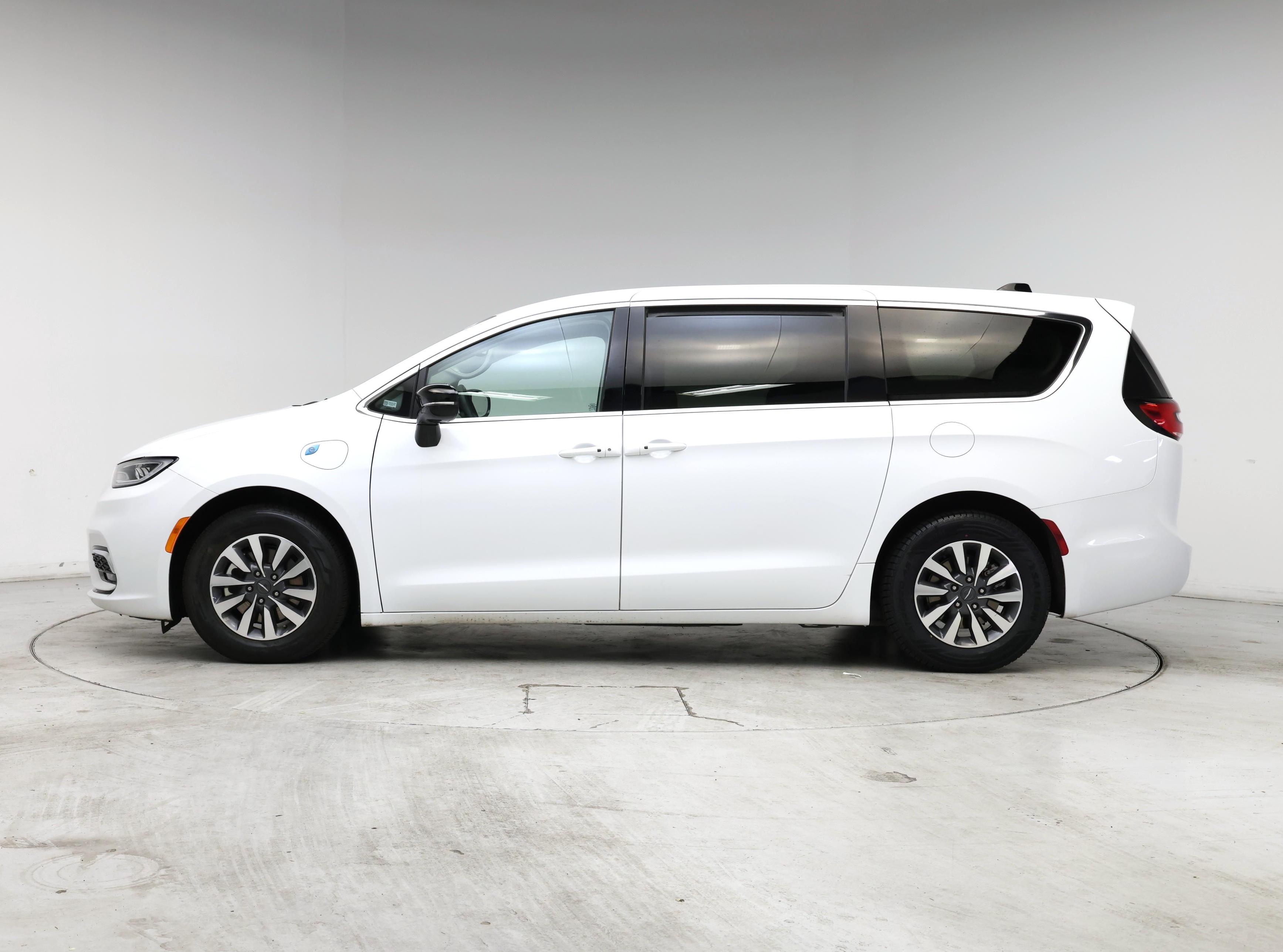 Thumbnail: 2024 Chrysler Pacifica - 3