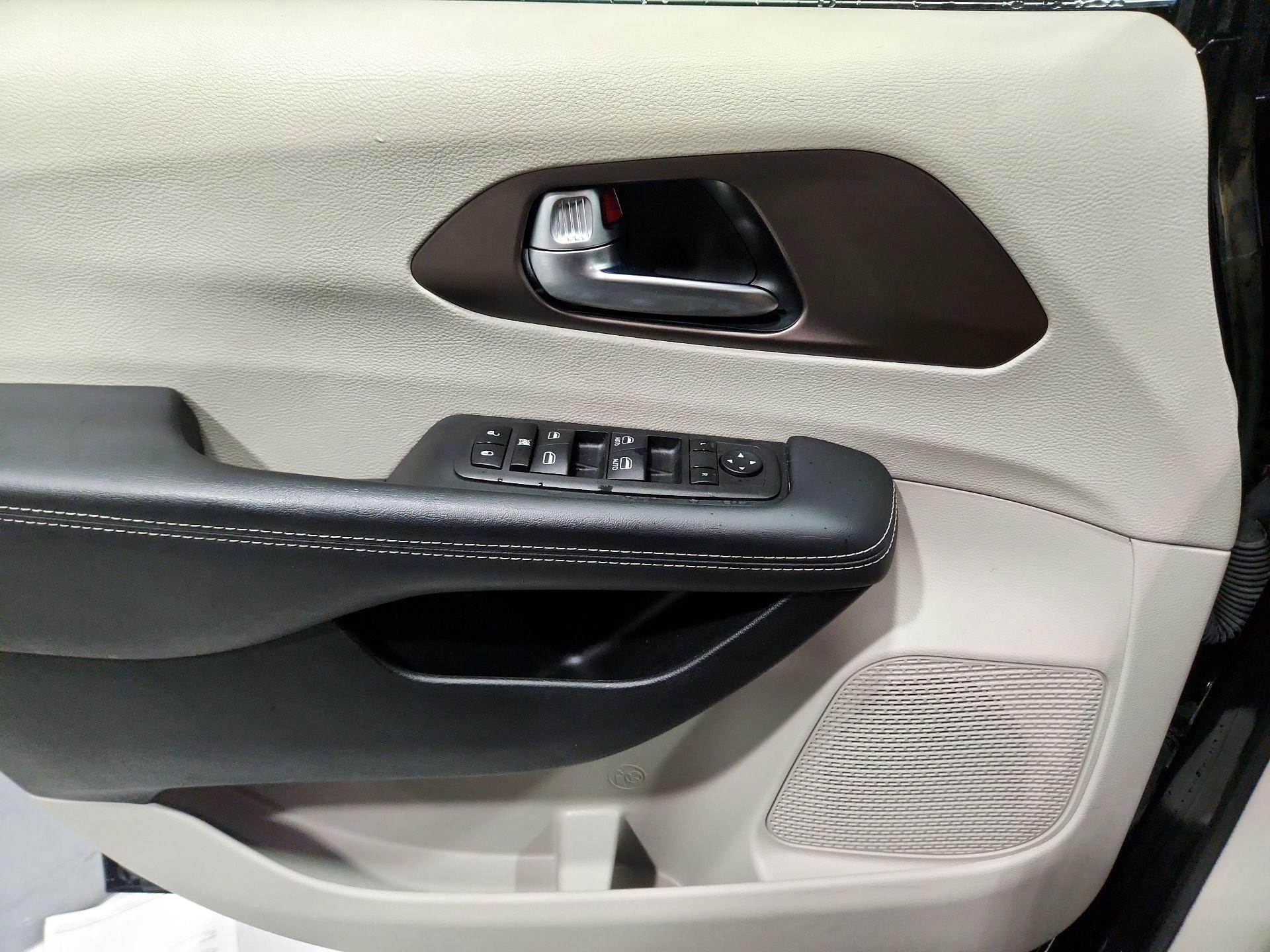 Thumbnail: 2023 Chrysler Voyager - 12
