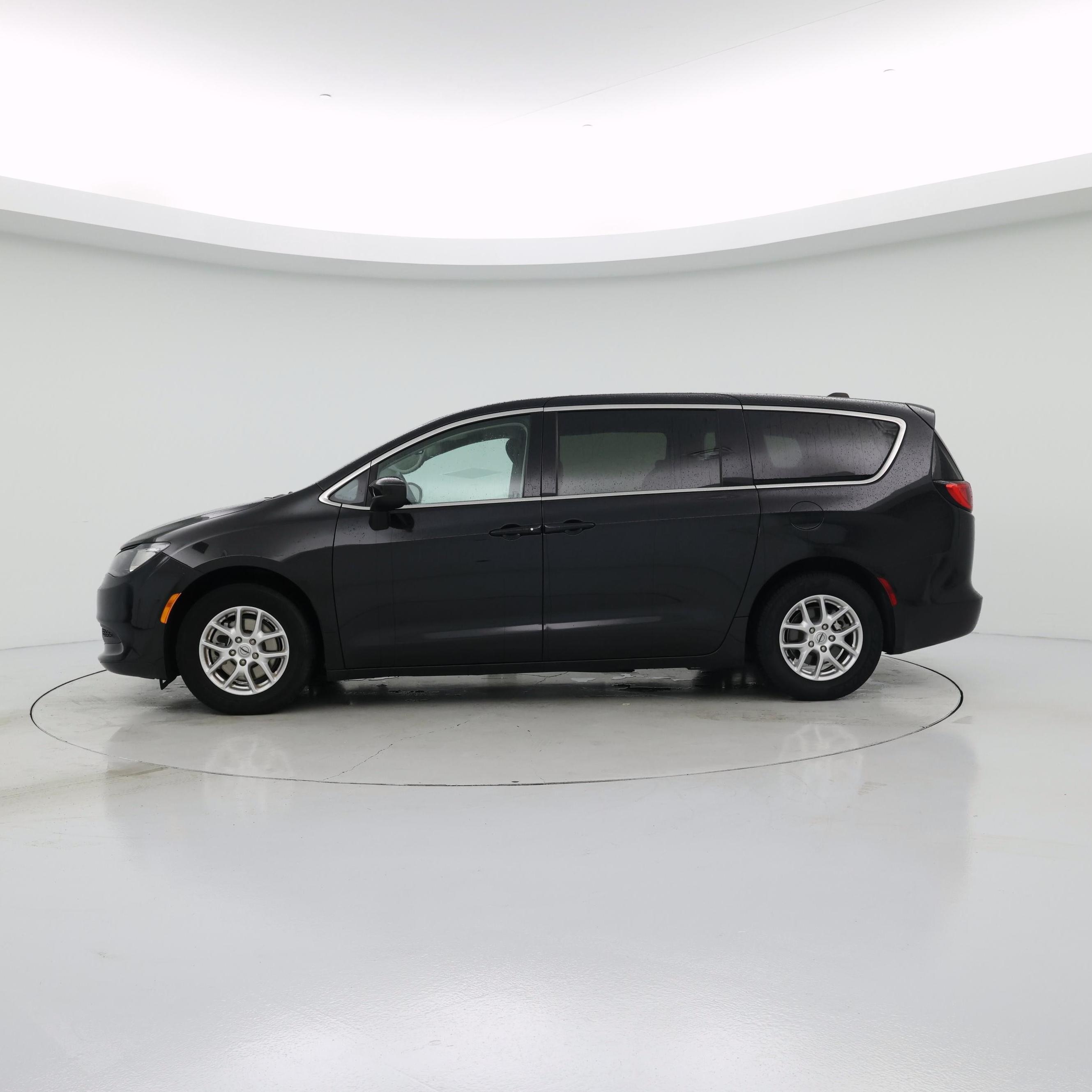 Thumbnail: 2023 Chrysler Voyager - 3