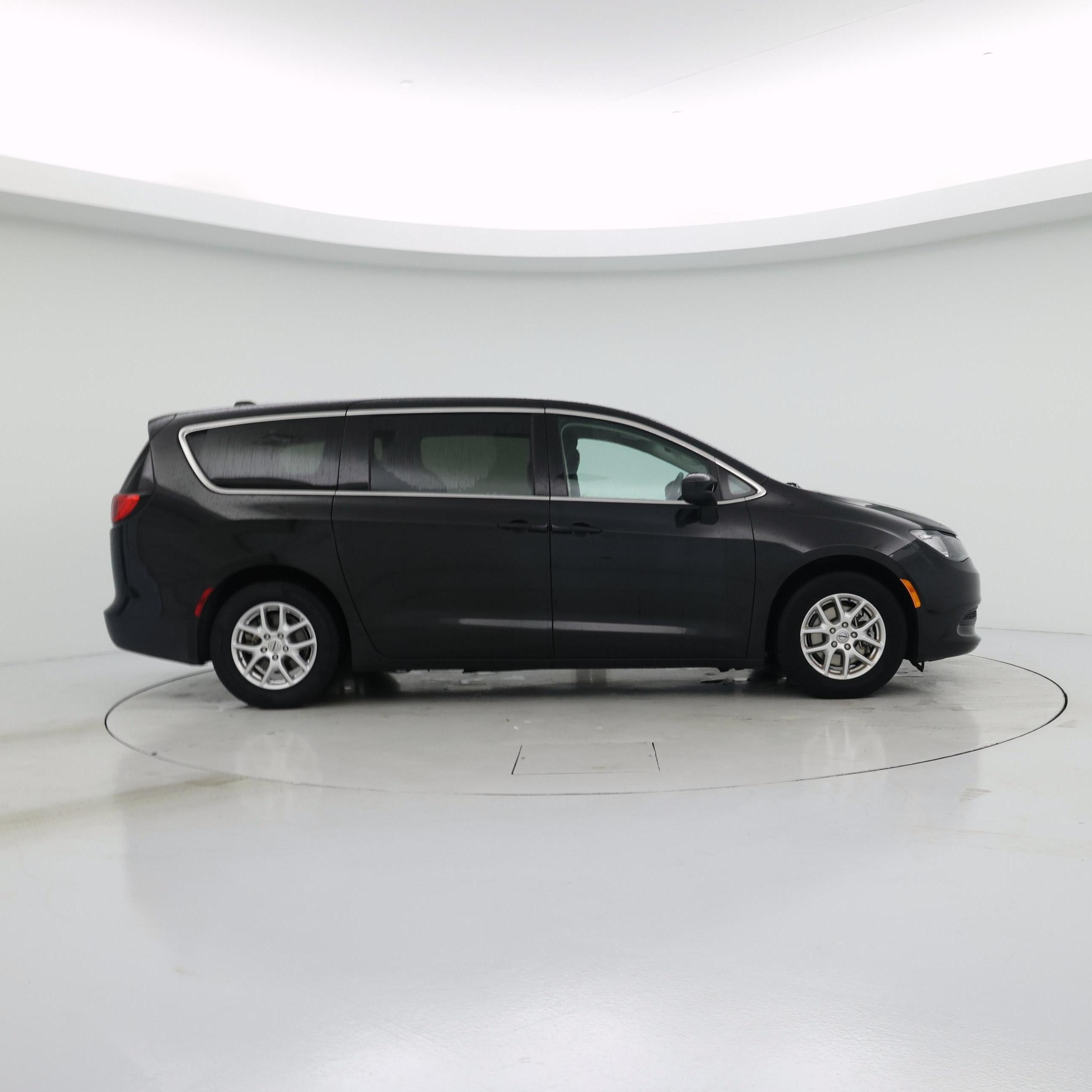 Thumbnail: 2023 Chrysler Voyager - 7