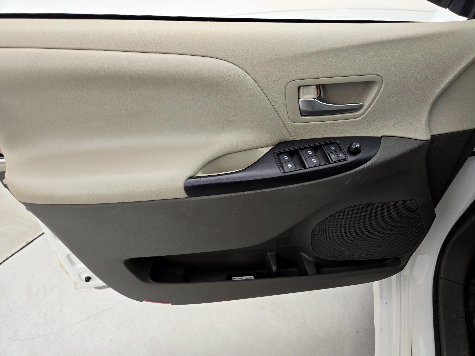 Thumbnail: 2020 Toyota Sienna - 12