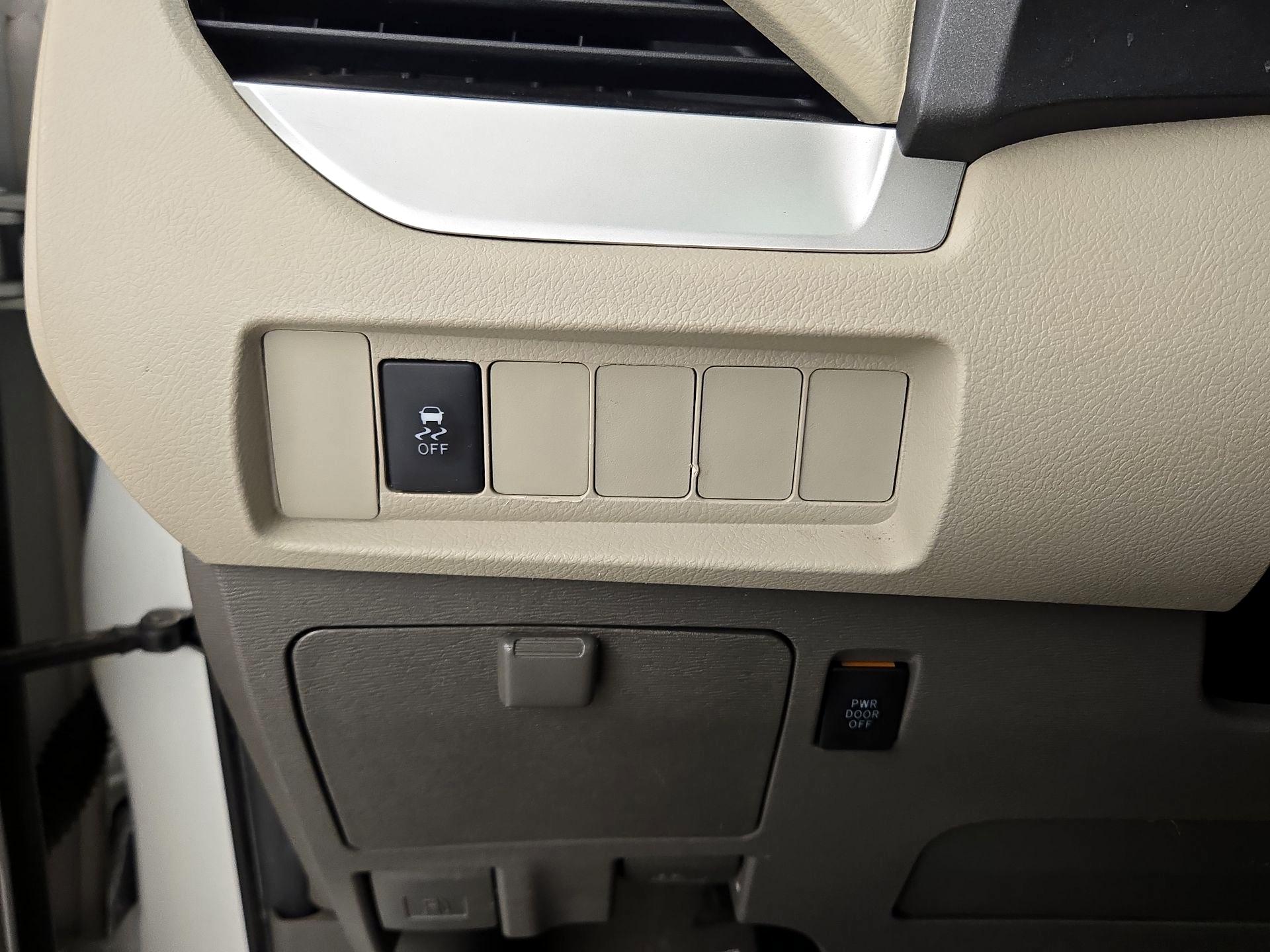 Thumbnail: 2020 Toyota Sienna - 13