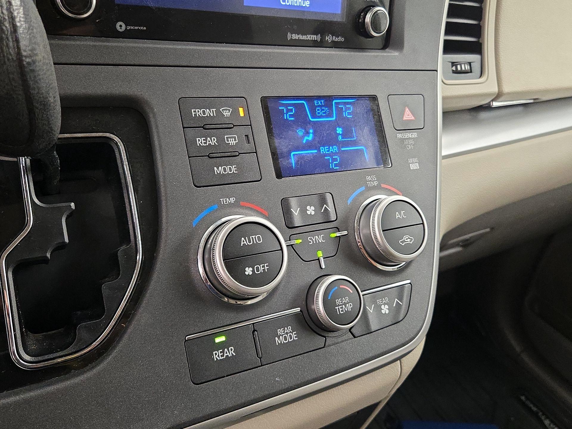 Thumbnail: 2020 Toyota Sienna - 16