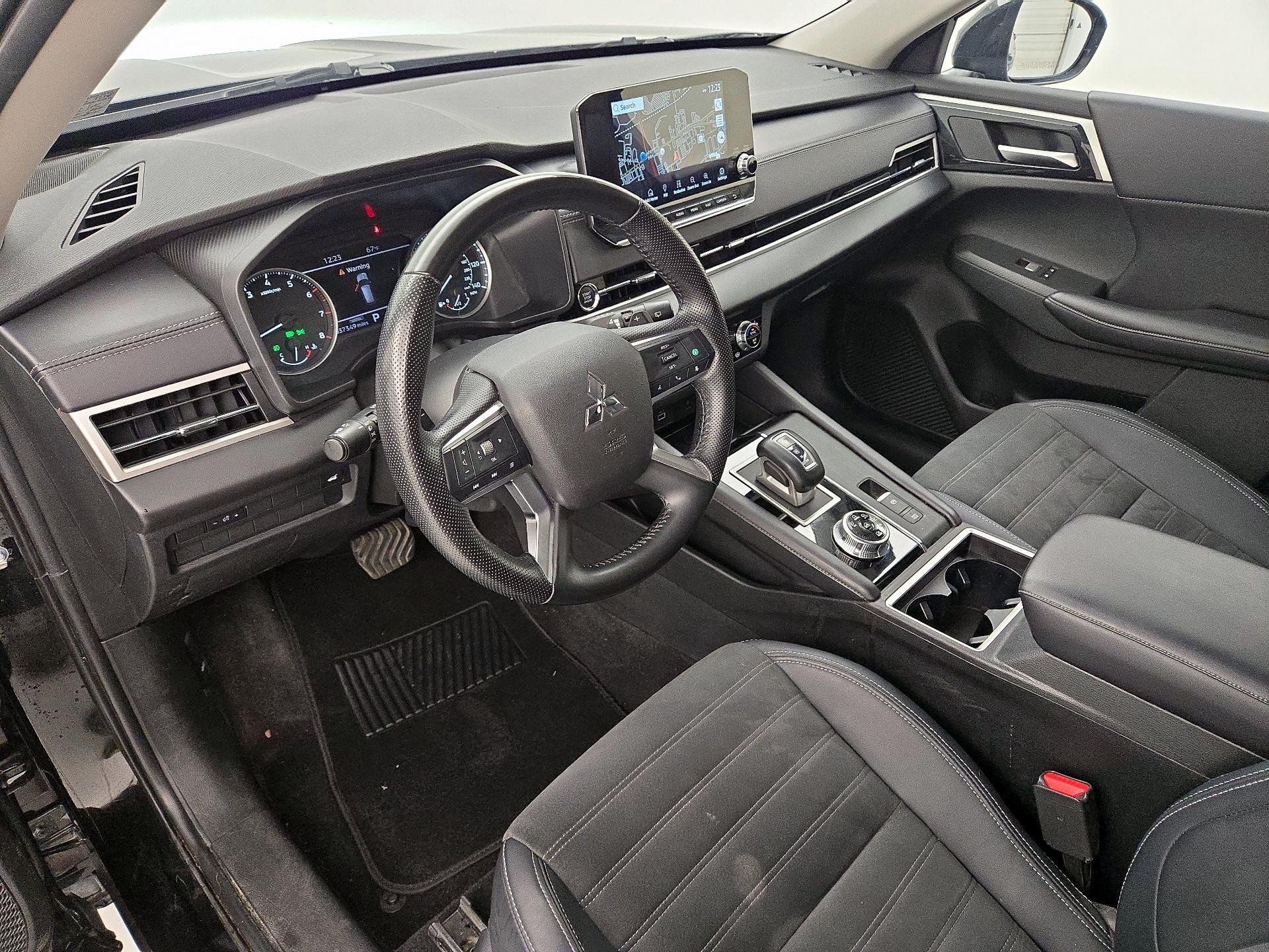 Thumbnail: 2024 Mitsubishi Outlander - 11