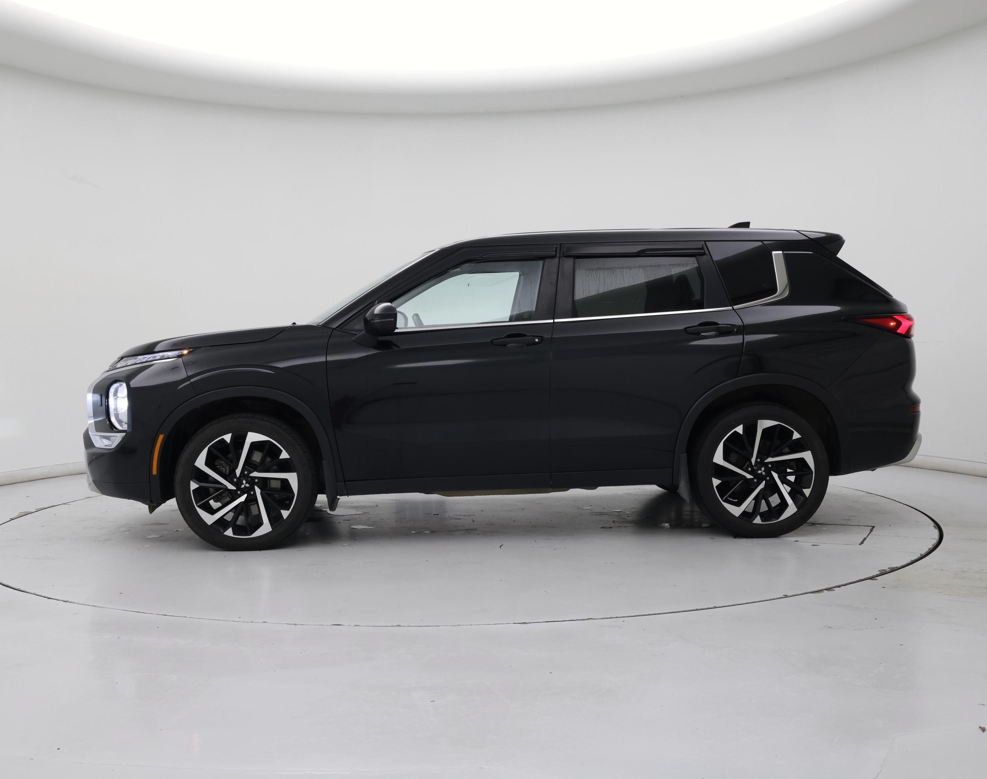 Thumbnail: 2024 Mitsubishi Outlander - 3