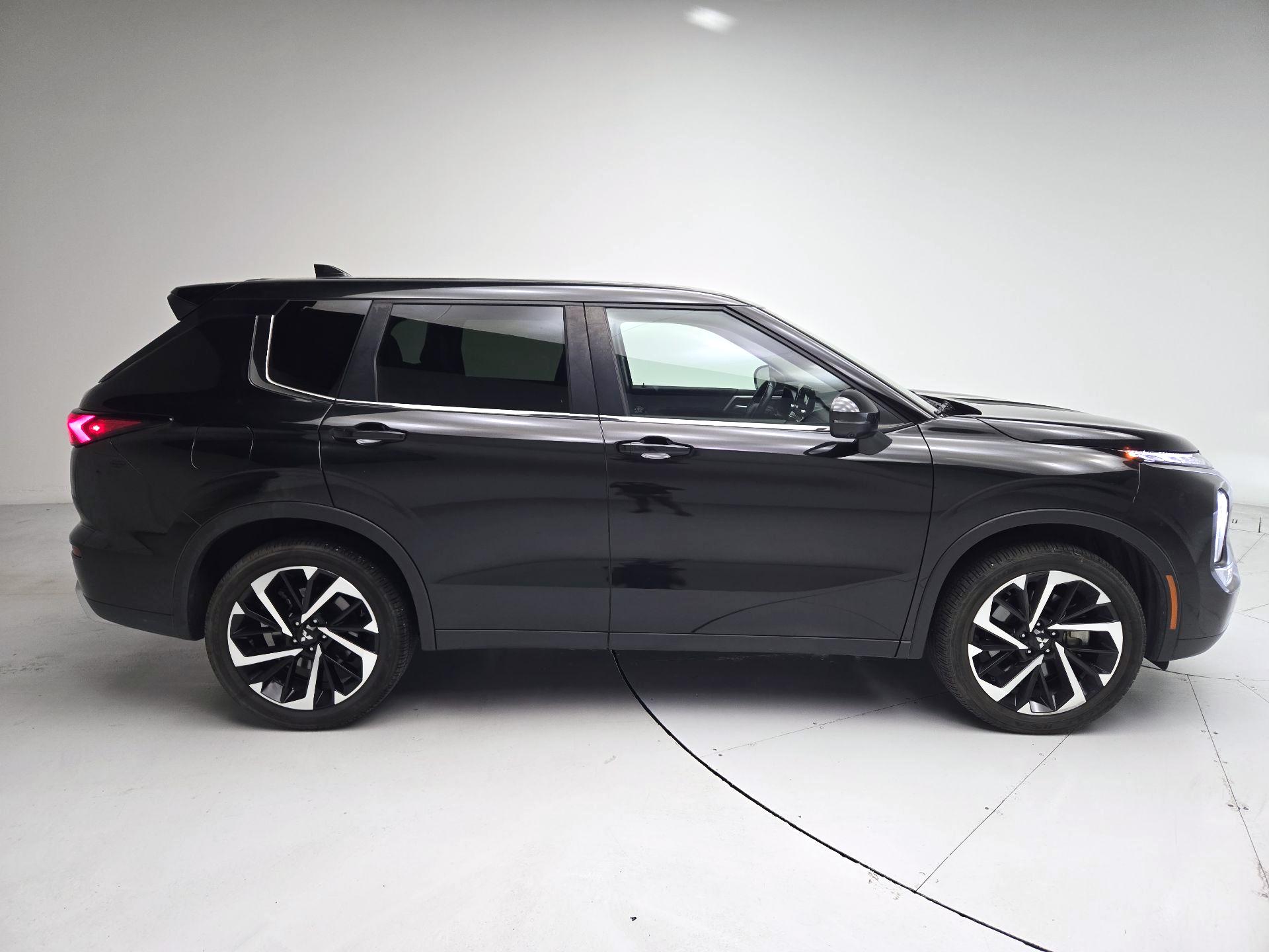 Thumbnail: 2024 Mitsubishi Outlander - 4