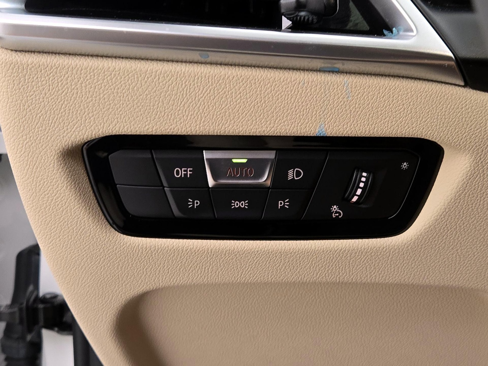 2025 BMW 3 Series 330i - Photo 14