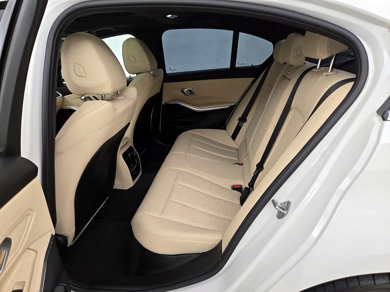 2025 BMW 3 Series 330i - Photo 22