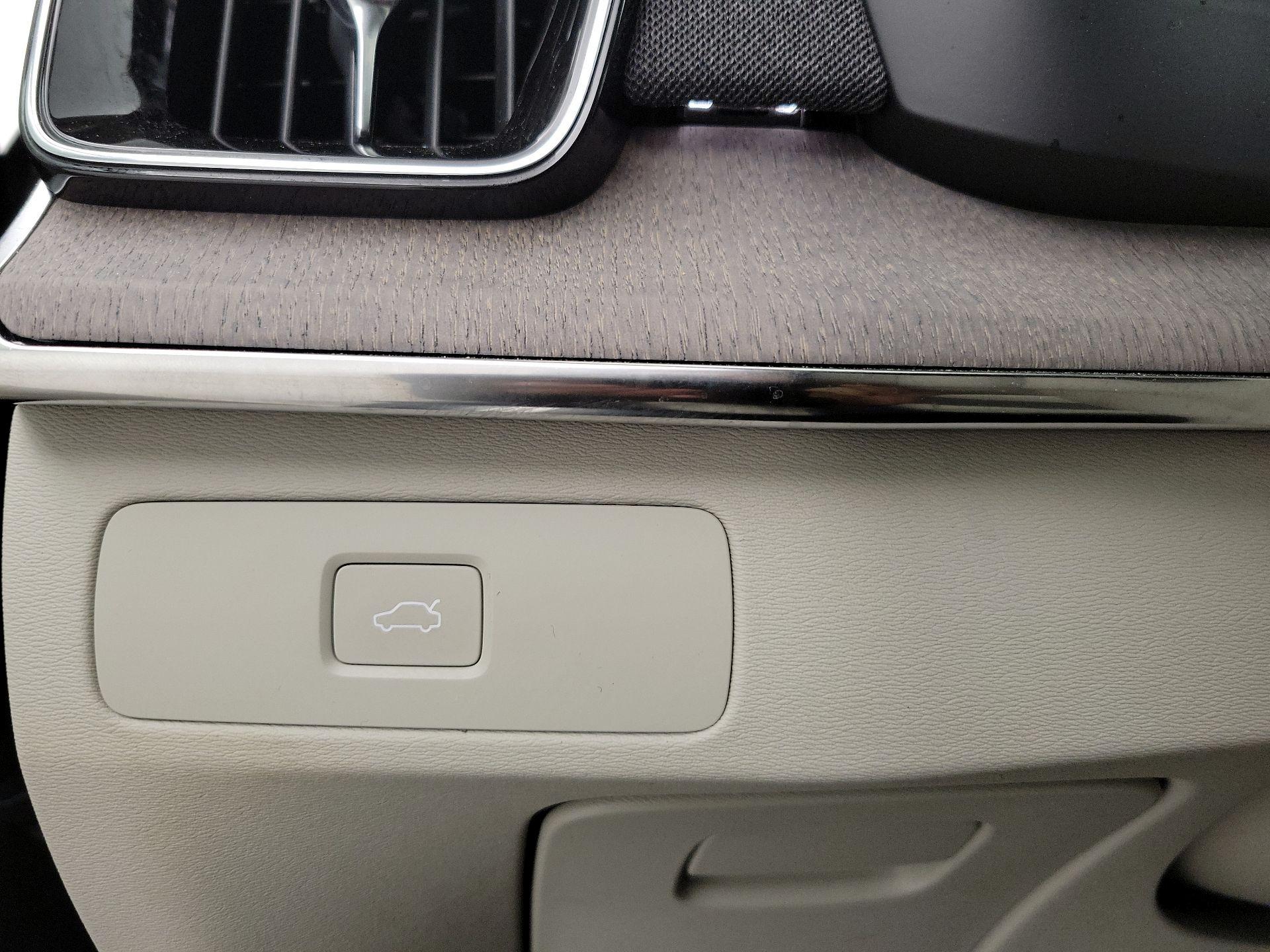 Thumbnail: 2026 Volvo XC90 - 13