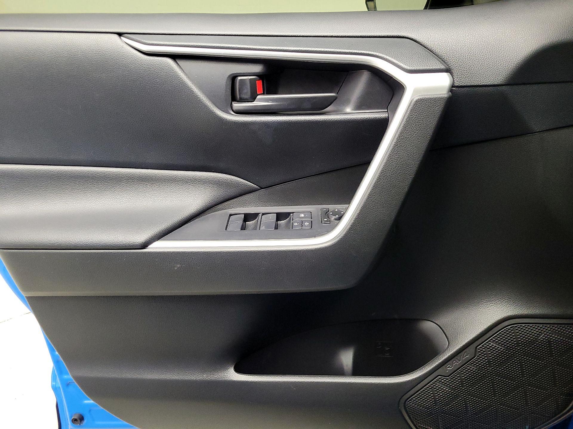Thumbnail: 2020 Toyota RAV4 - 12