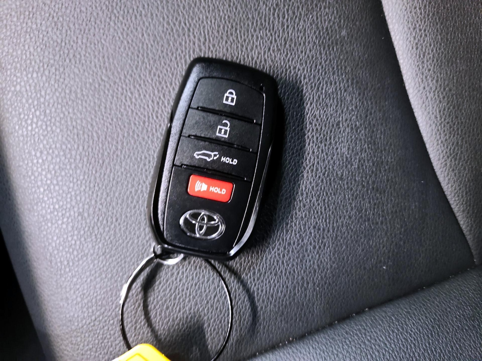 2024 Toyota Corolla Cross XLE - Photo 24