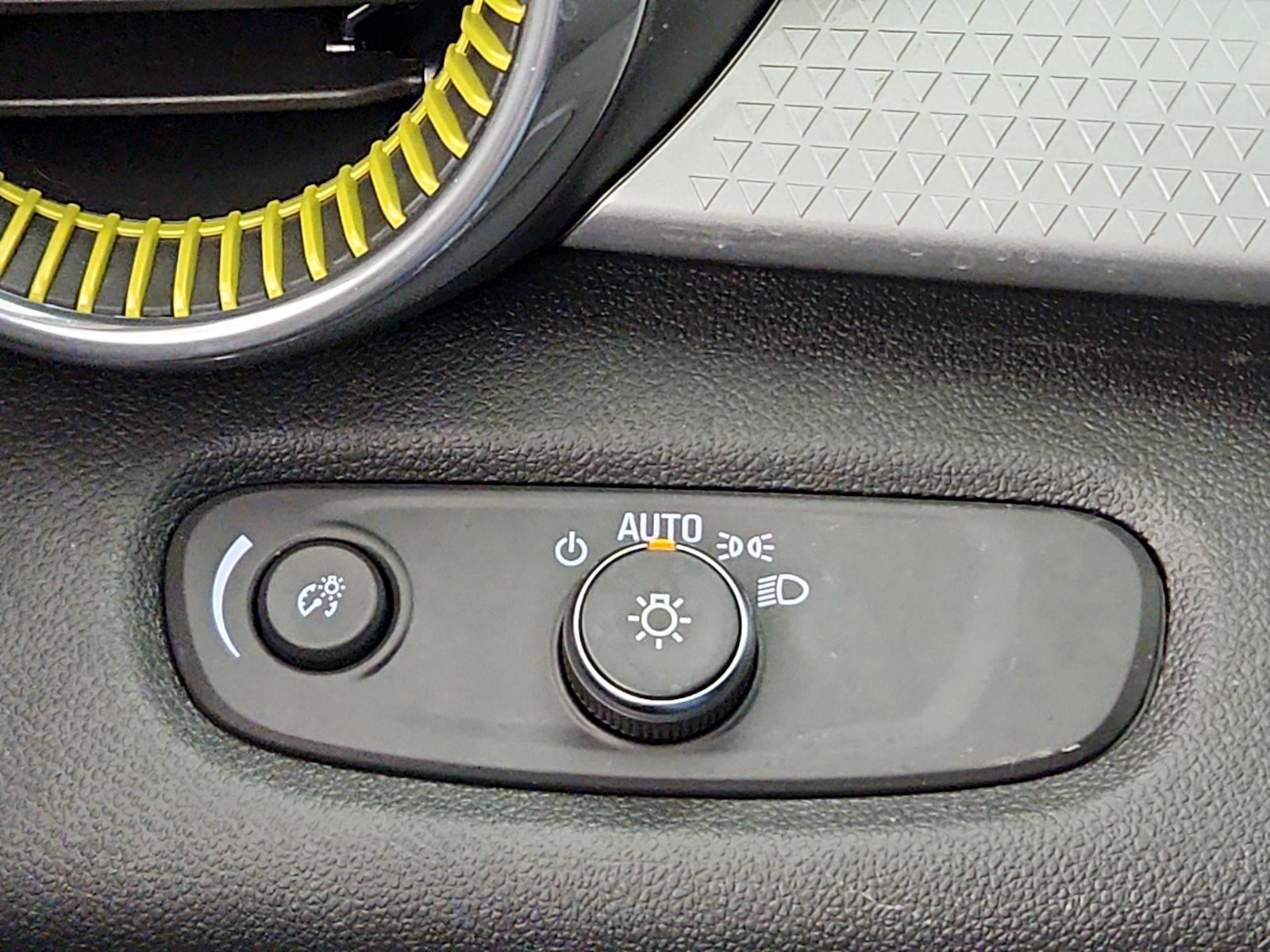 2024 Chevrolet Trax LT - Photo 14