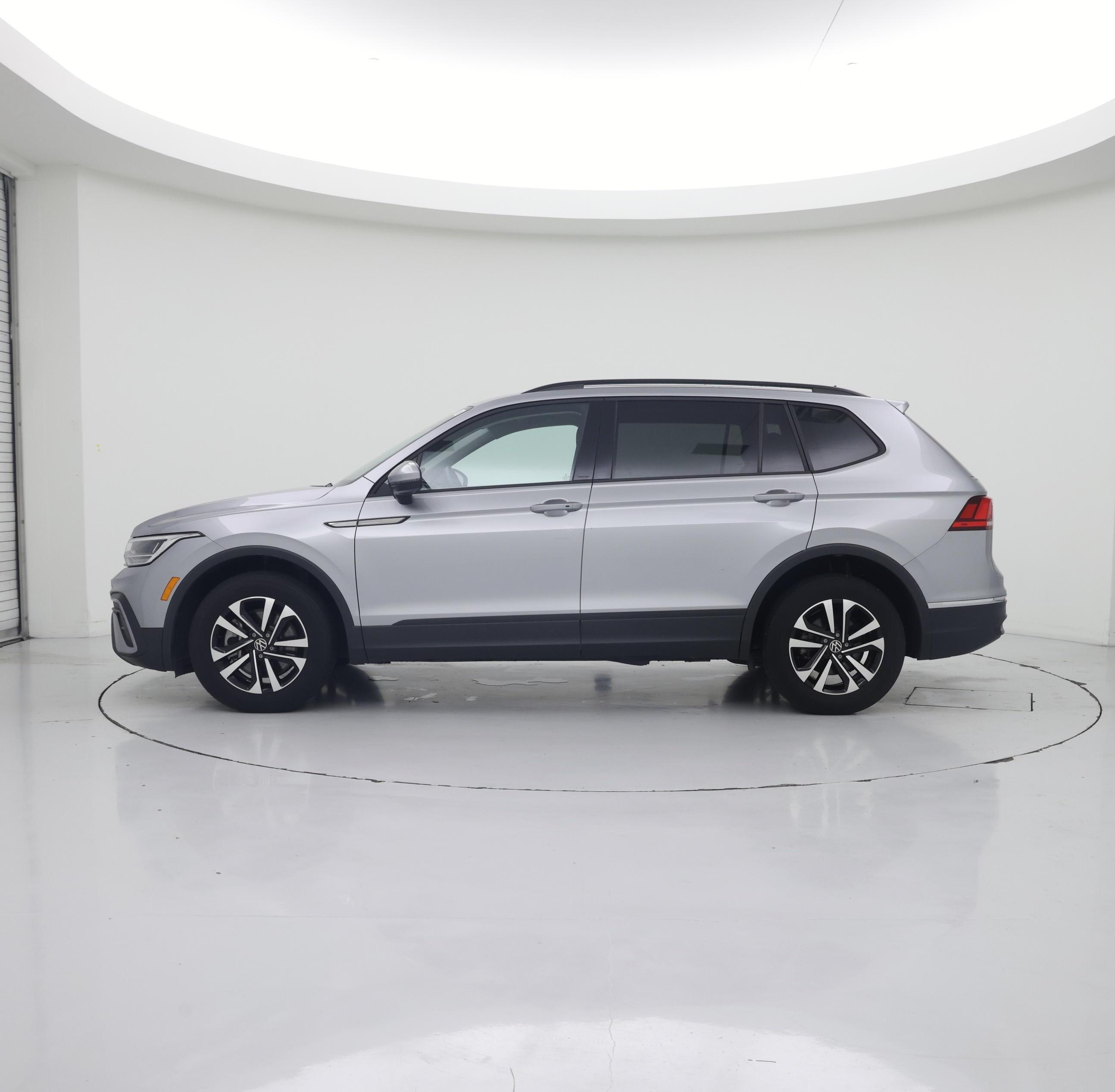 Thumbnail: 2023 Volkswagen Tiguan - 3