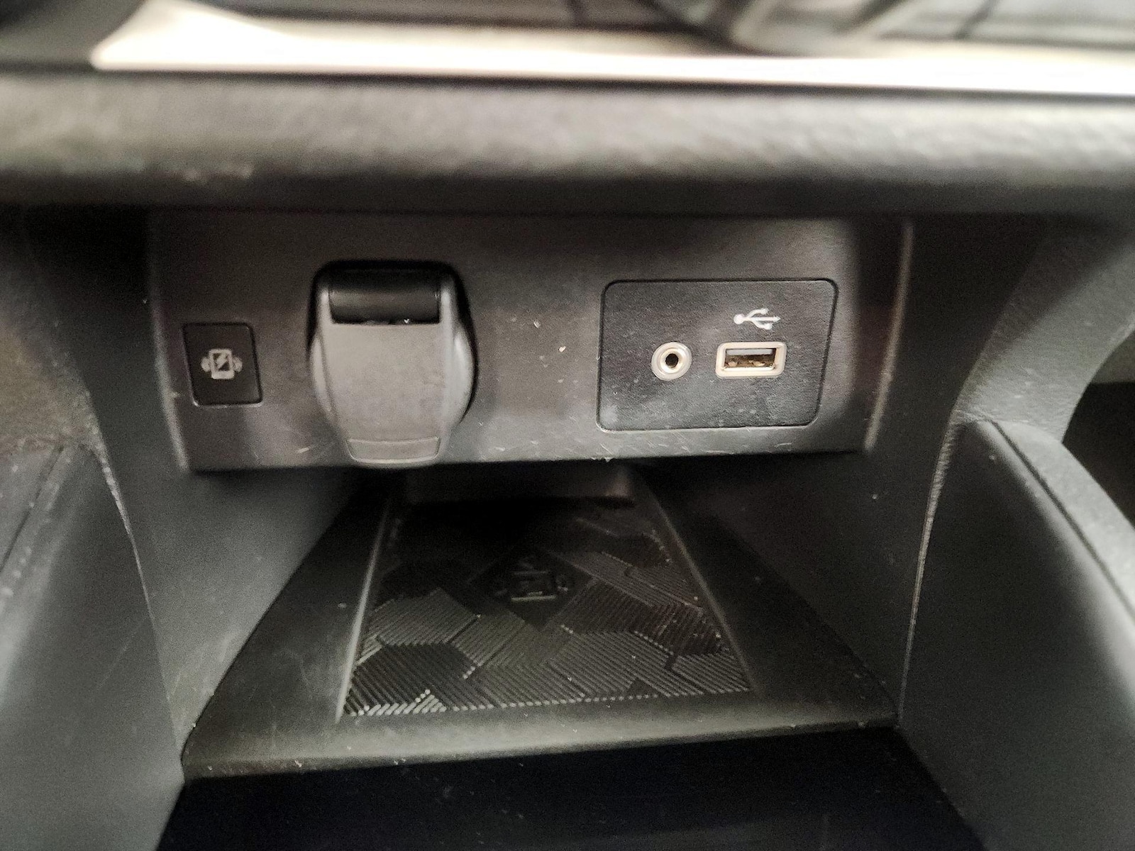 2023 Nissan Versa Sedan SV - Photo 18
