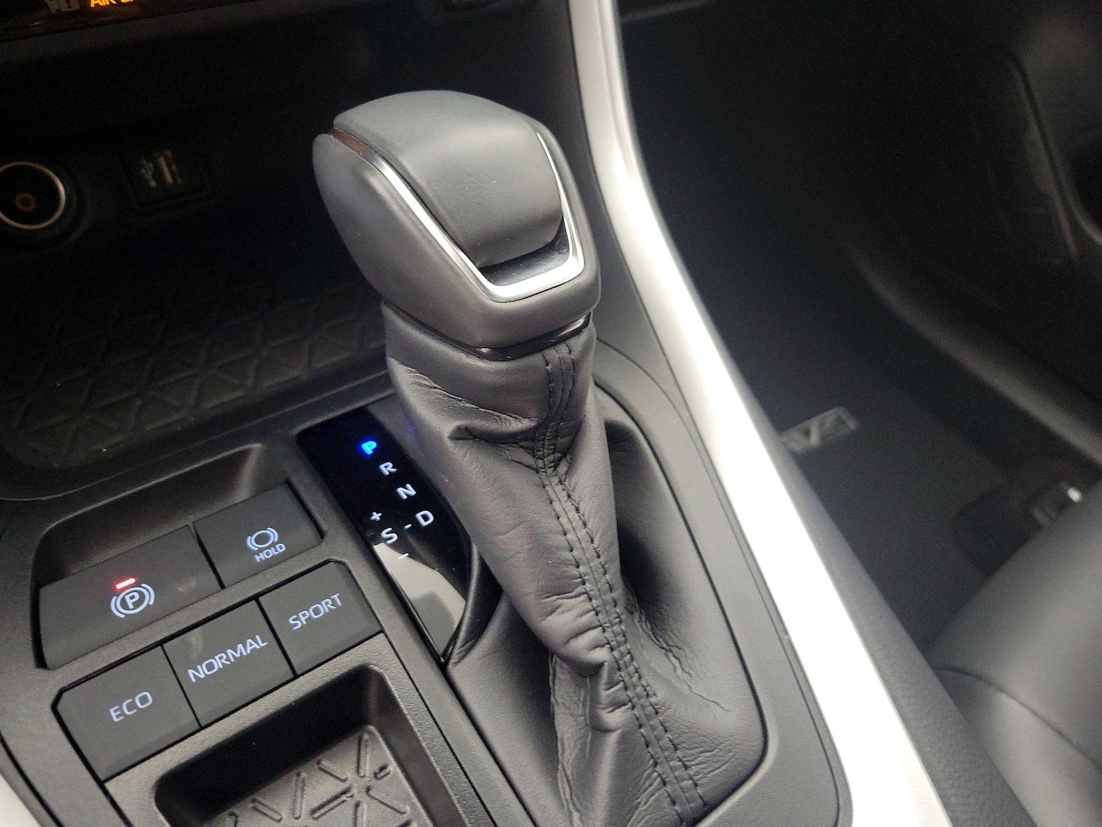 2024 Toyota RAV4 XLE Premium - Photo 18