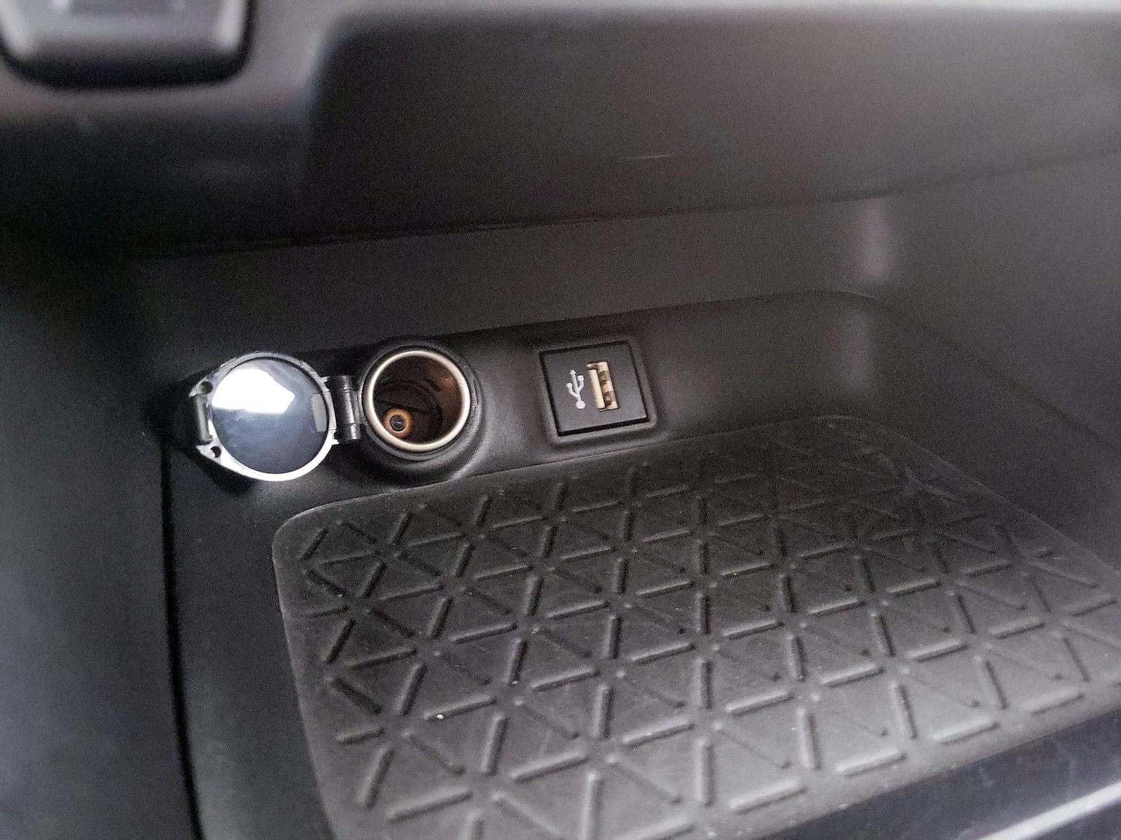 2024 Toyota RAV4 XLE Premium - Photo 19