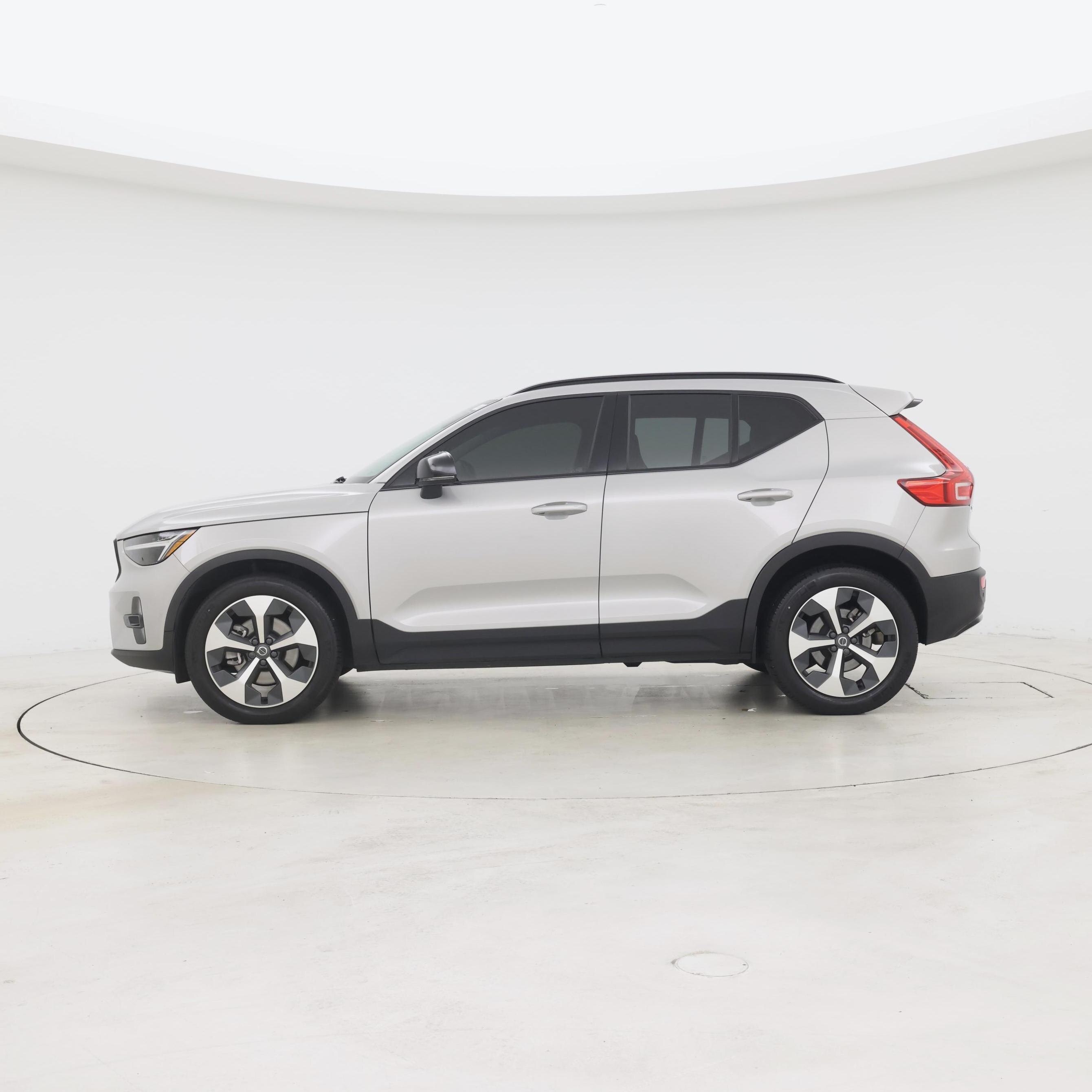 Thumbnail: 2023 Volvo XC40 - 3