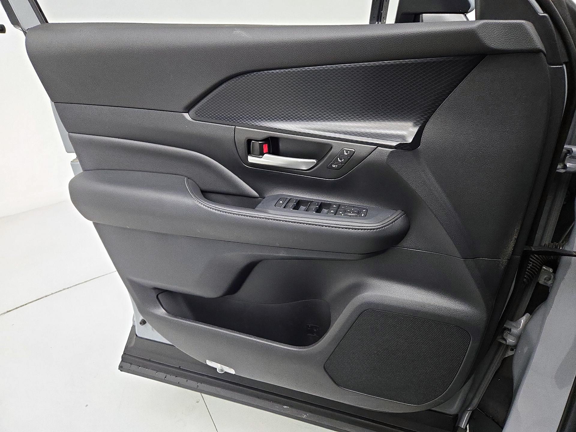 Thumbnail: 2025 Toyota Highlander - 12