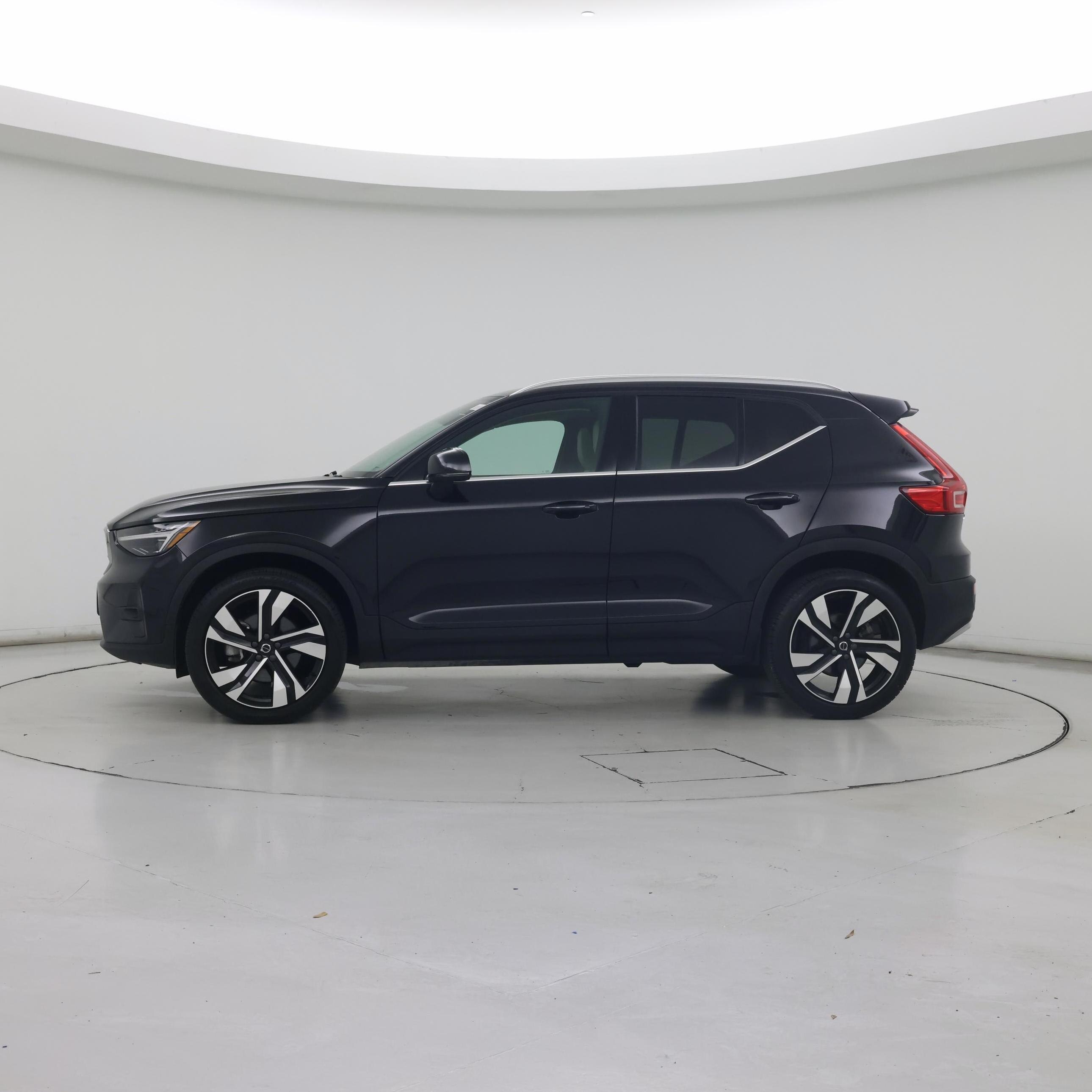Thumbnail: 2023 Volvo XC40 - 3