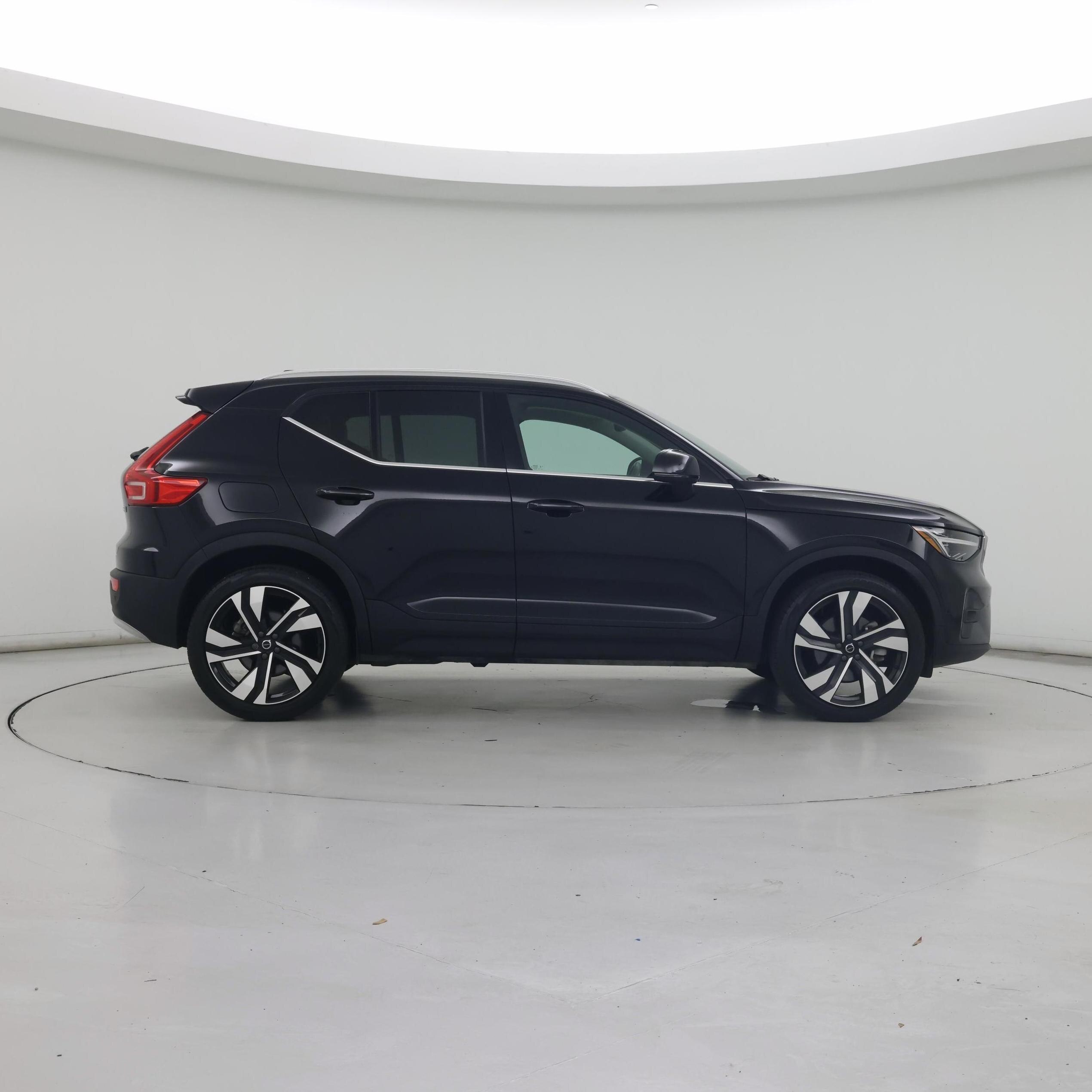 Thumbnail: 2023 Volvo XC40 - 7