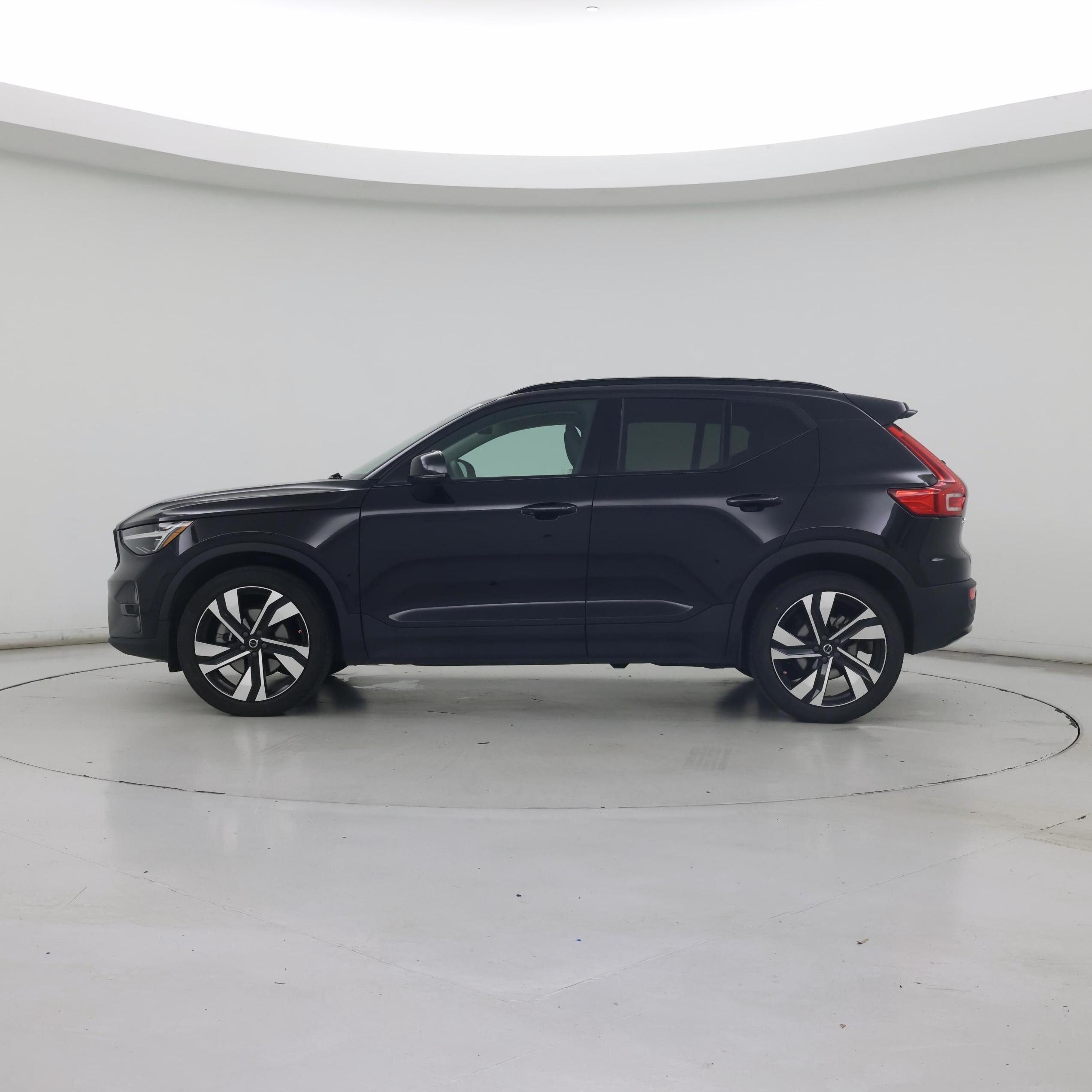 Thumbnail: 2023 Volvo XC40 - 3