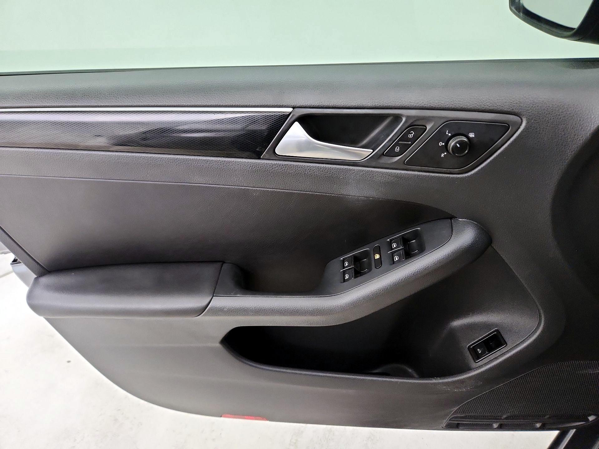 Thumbnail: 2015 Volkswagen Jetta - 12