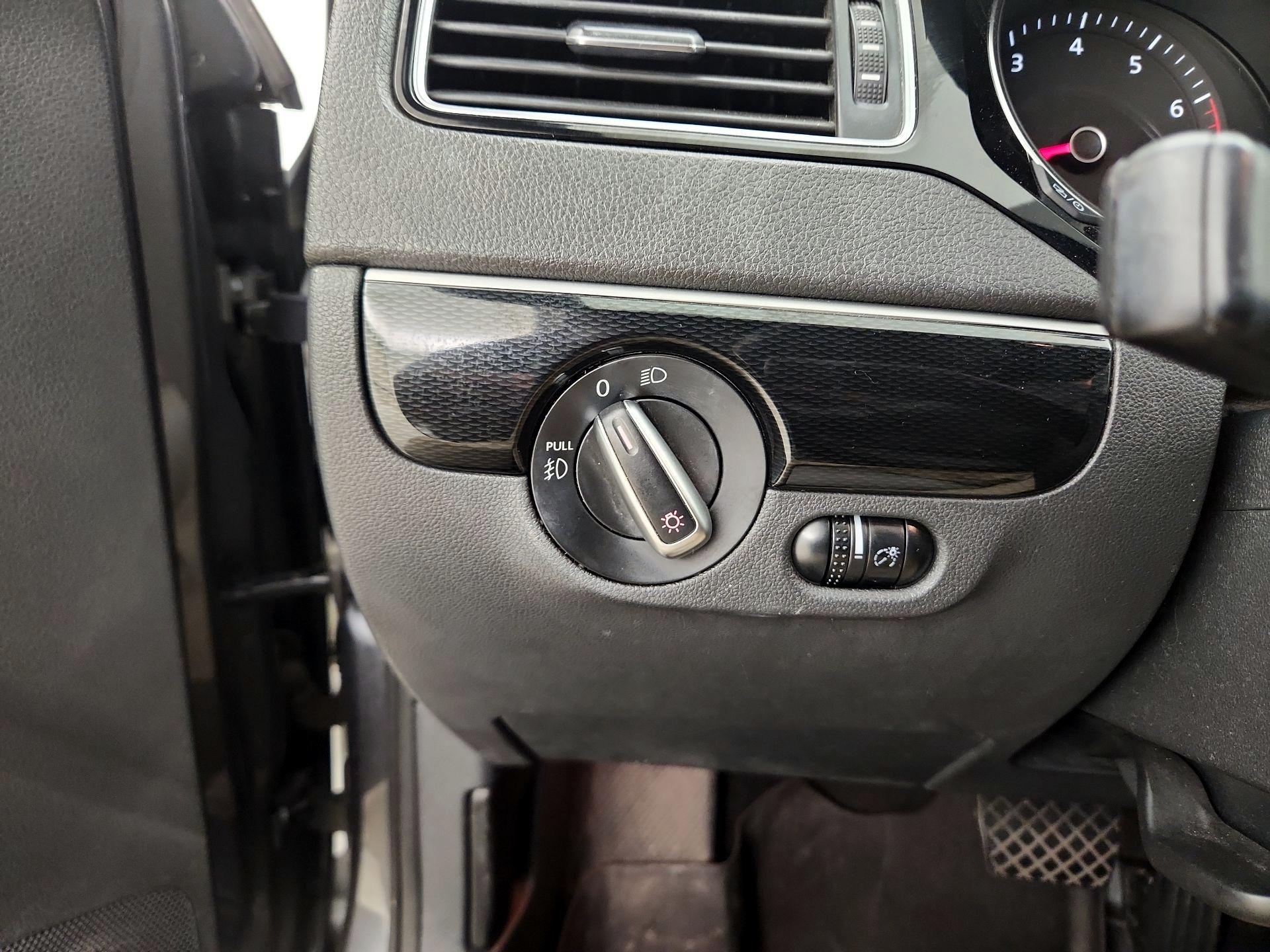 Thumbnail: 2015 Volkswagen Jetta - 13