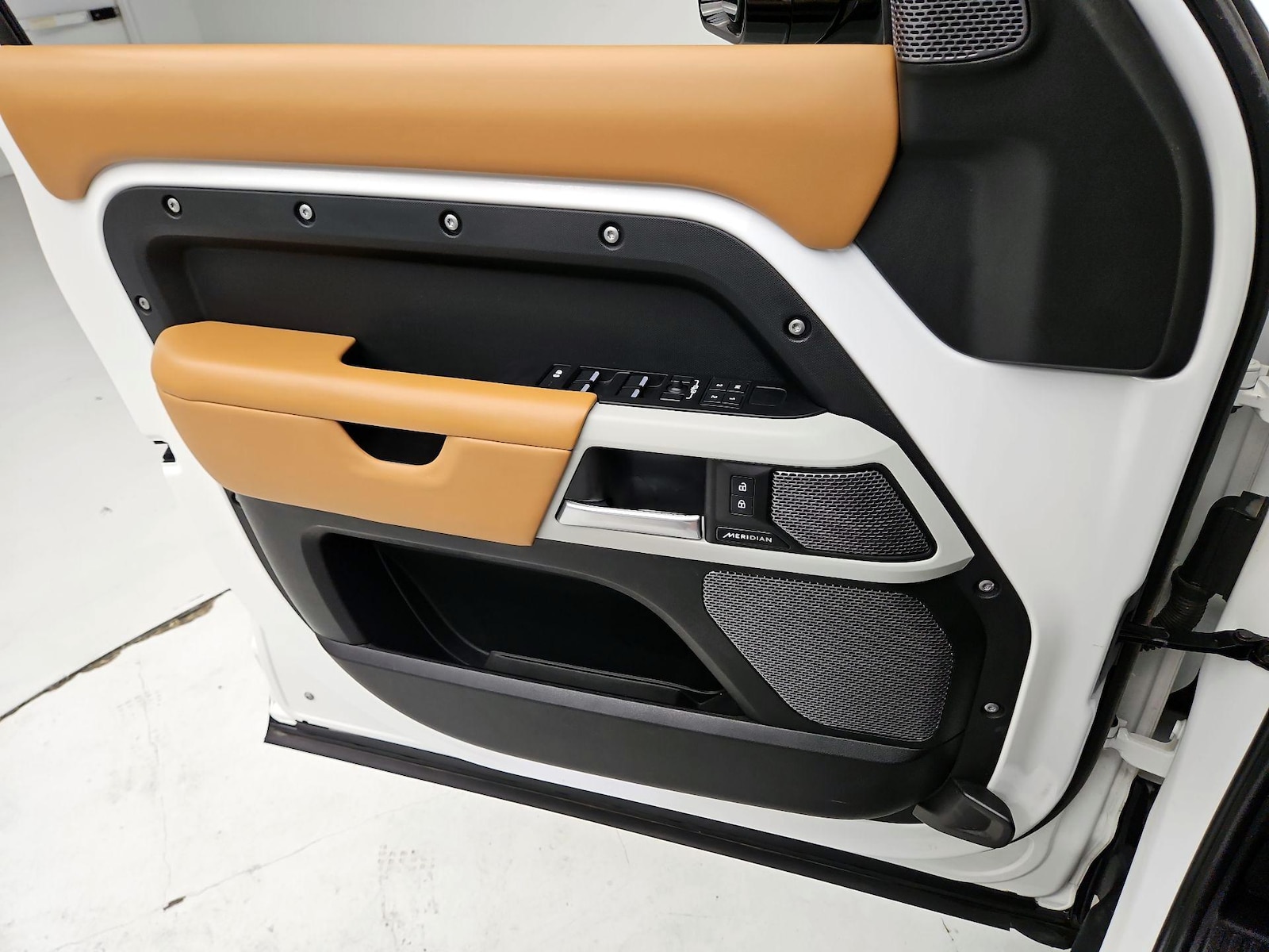 2024 Land Rover Defender X-Dynamic SE - Photo 13