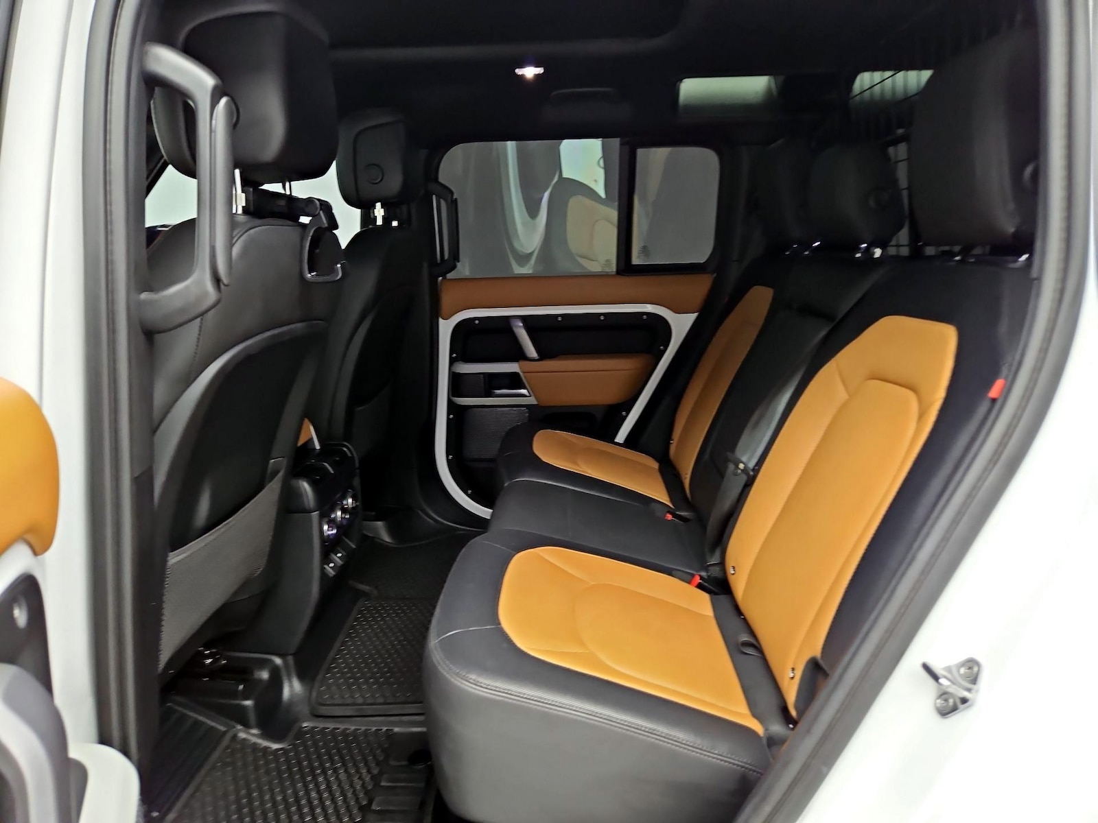 2024 Land Rover Defender X-Dynamic SE - Photo 21
