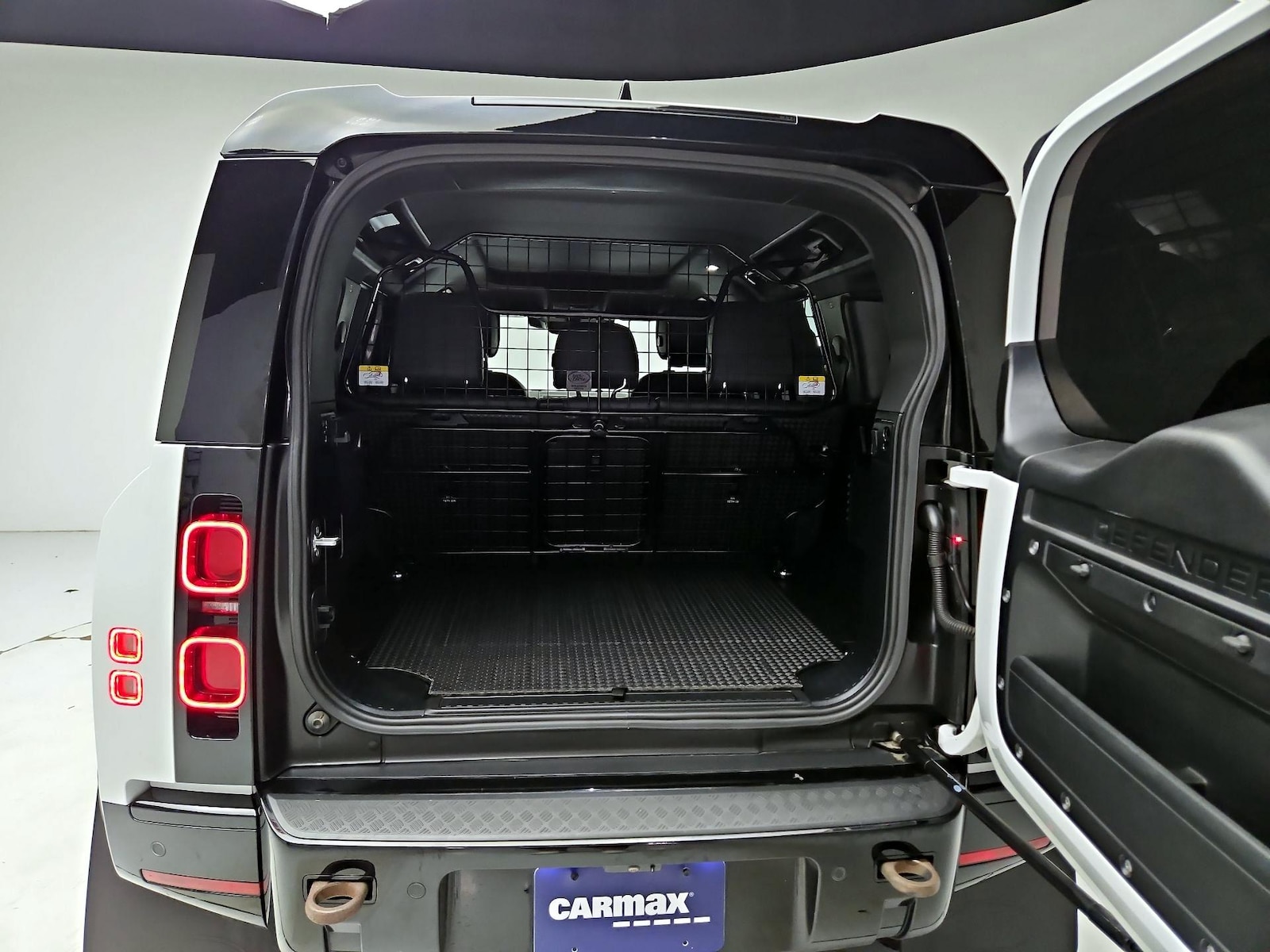 2024 Land Rover Defender X-Dynamic SE - Photo 22