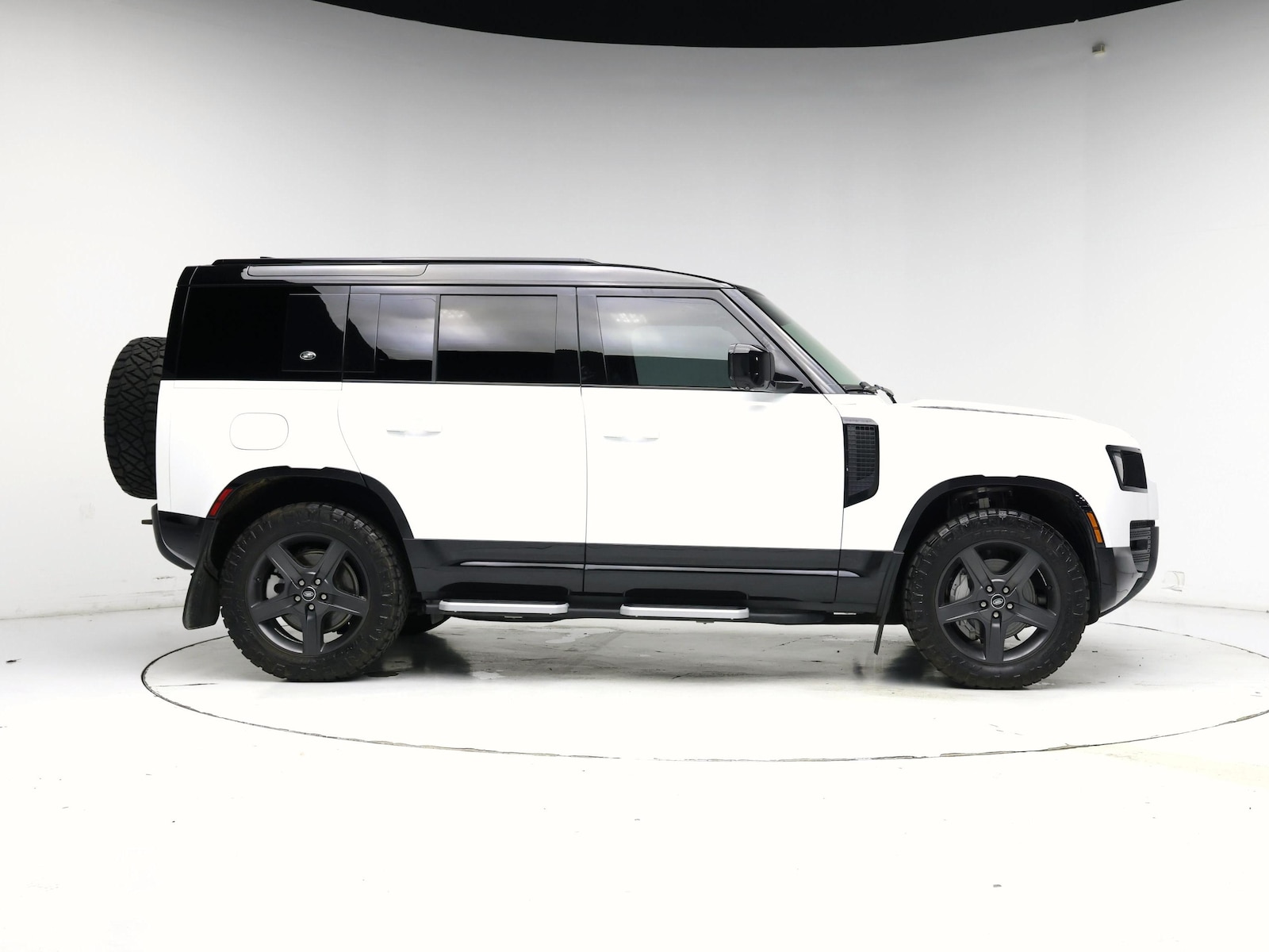 2024 Land Rover Defender X-Dynamic SE - Photo 8