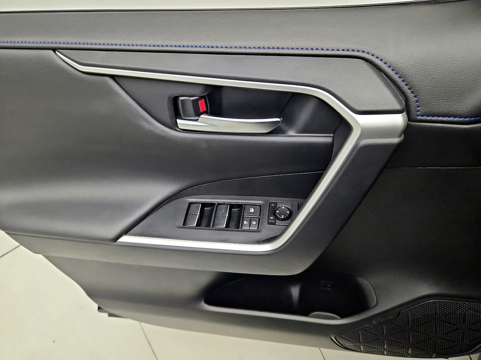 2020 Toyota RAV4 XSE - Photo 13