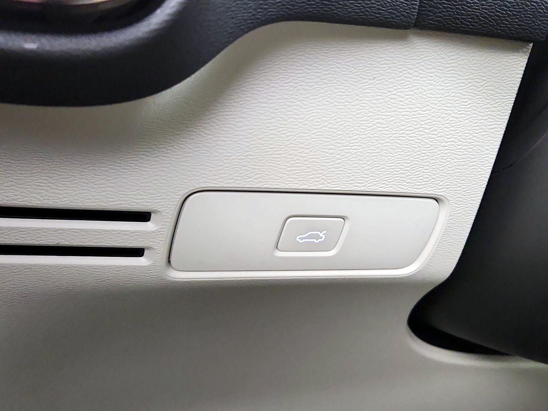 Thumbnail: 2023 Volvo XC40 - 13