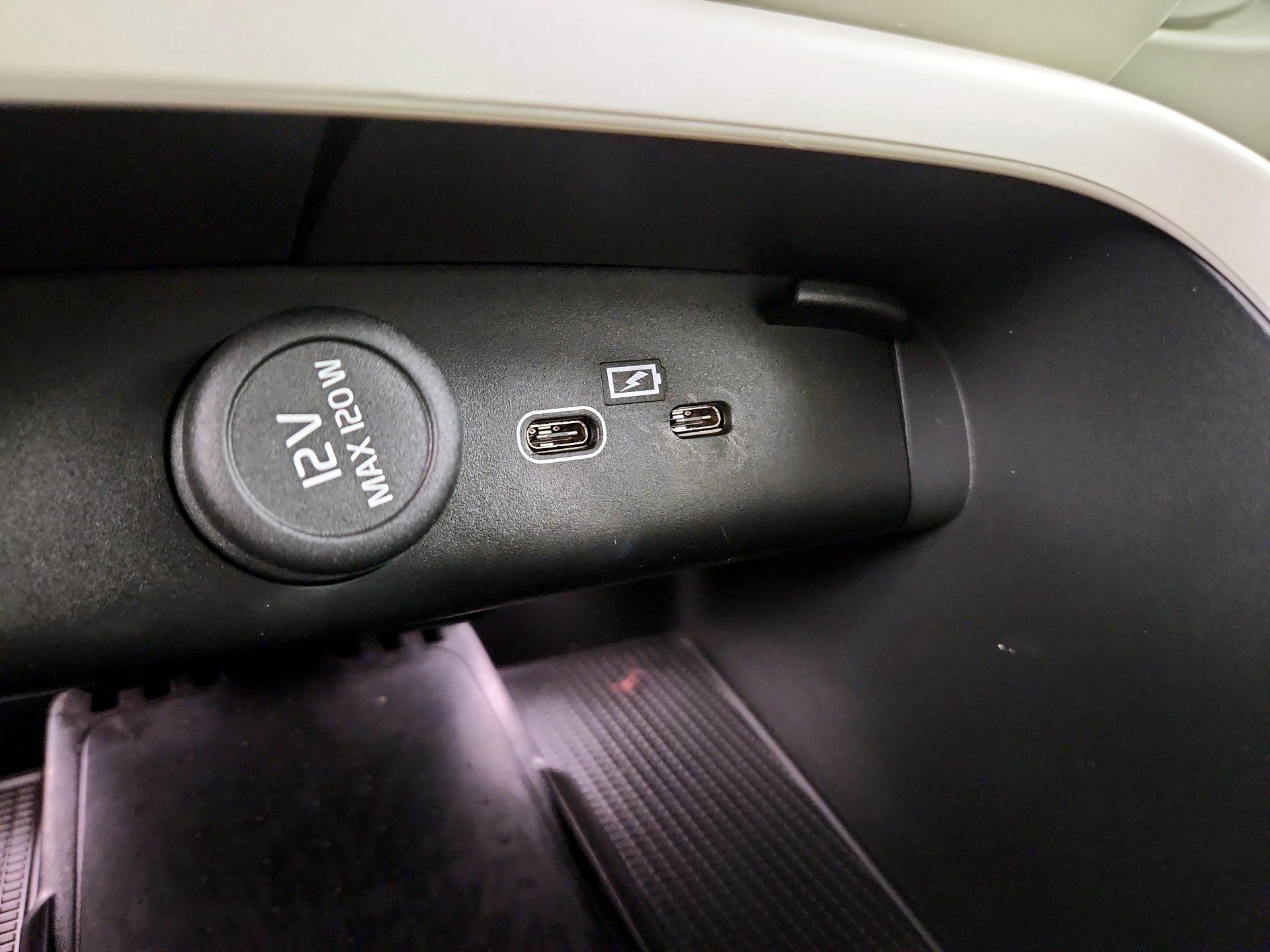 Thumbnail: 2023 Volvo XC40 - 19