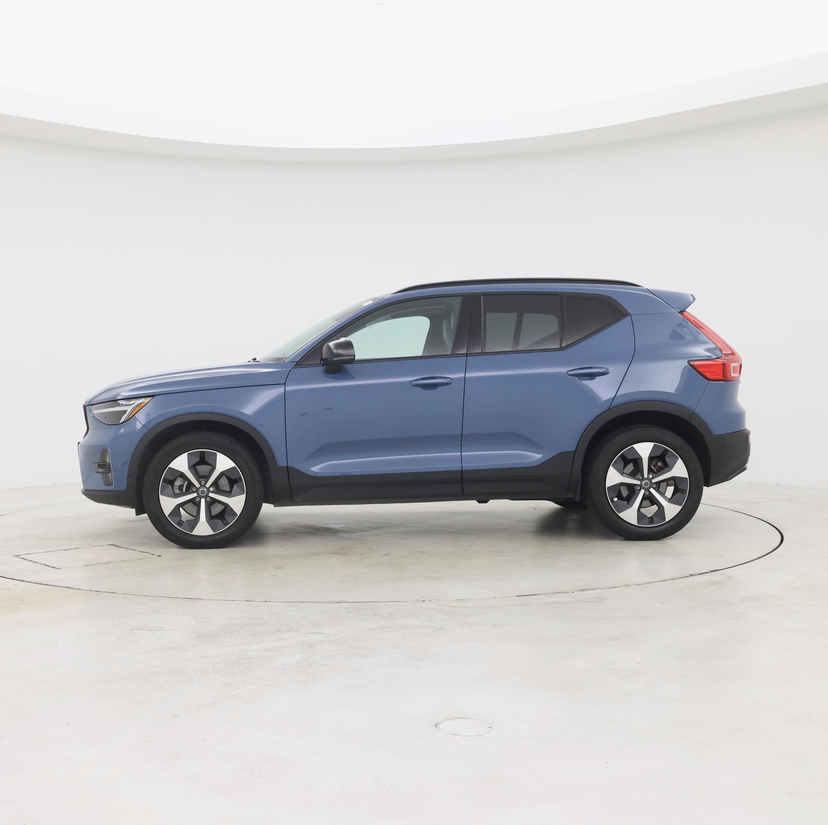 Thumbnail: 2023 Volvo XC40 - 3