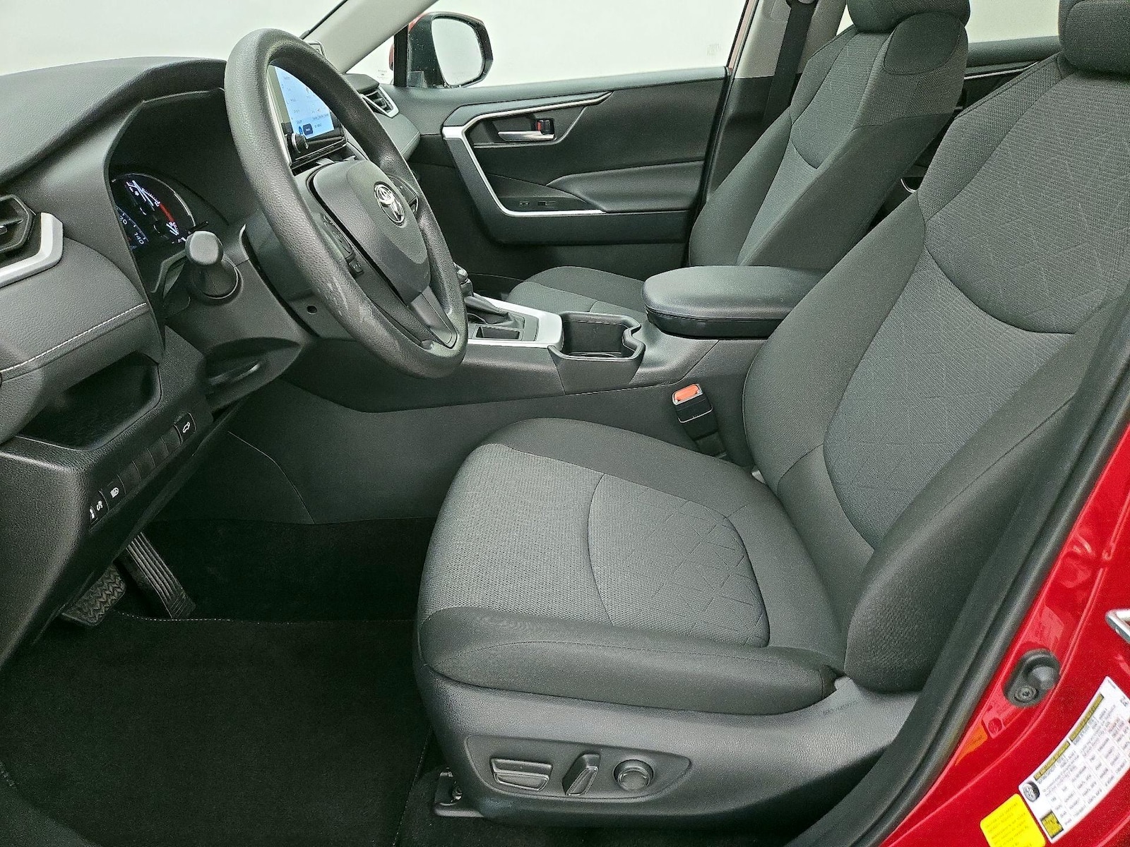 2025 Toyota RAV4 XLE - Photo 12
