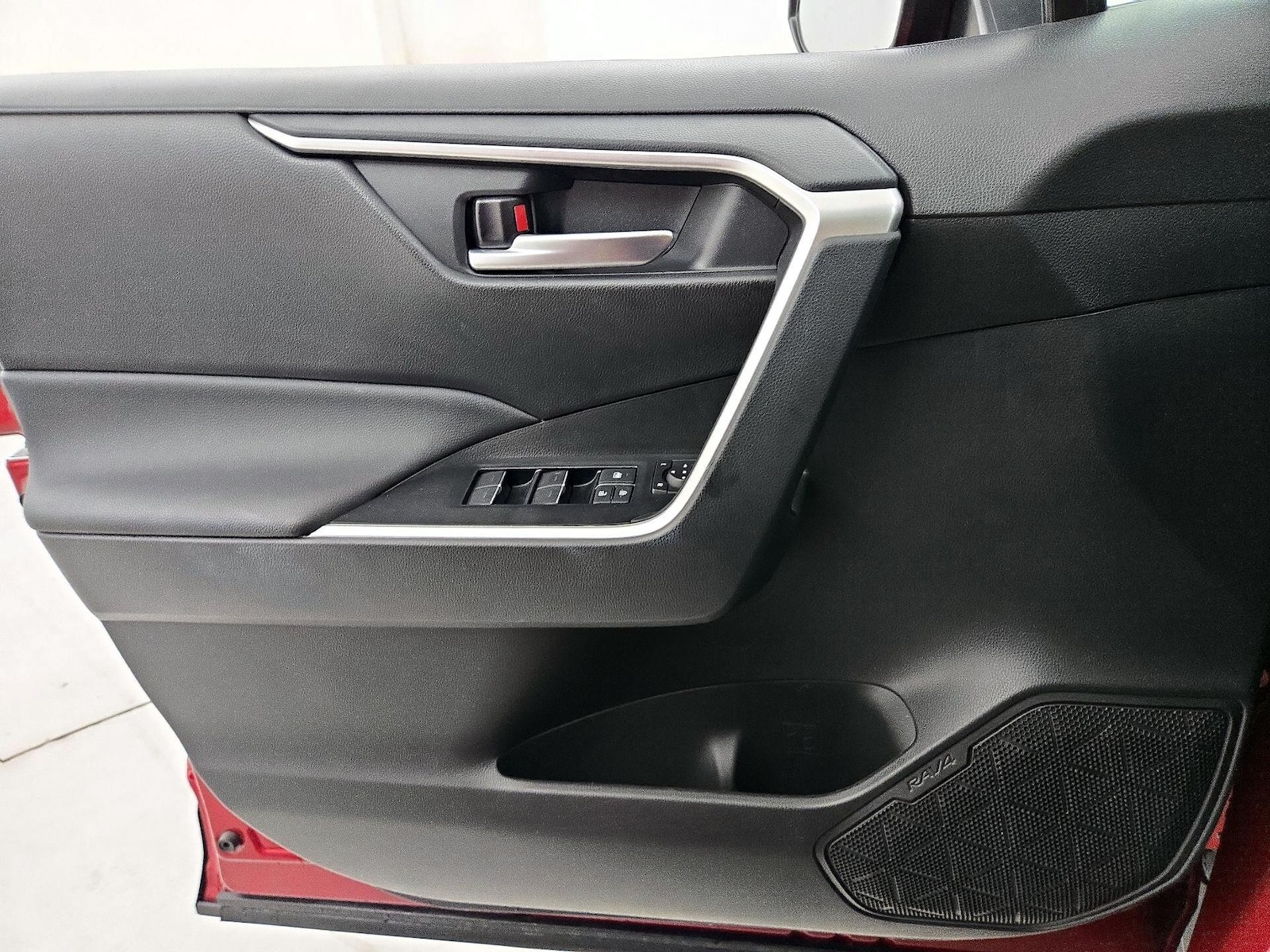 2025 Toyota RAV4 XLE - Photo 13