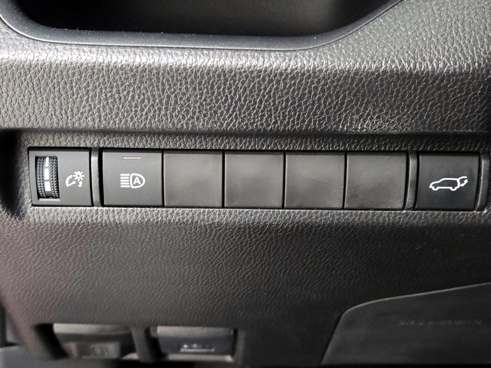 2025 Toyota RAV4 XLE - Photo 14