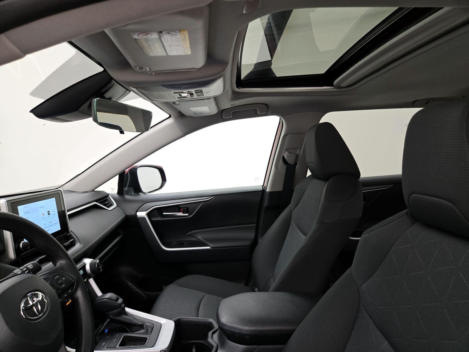 2025 Toyota RAV4 XLE - Photo 20