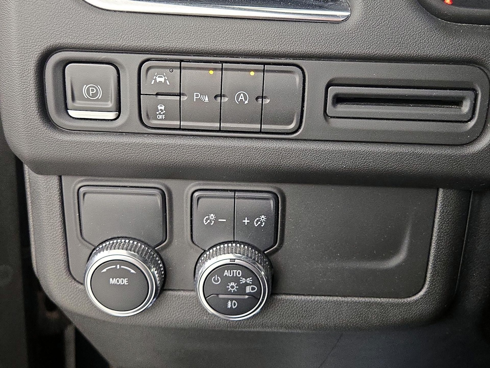 2023 GMC Yukon SLT - Photo 14