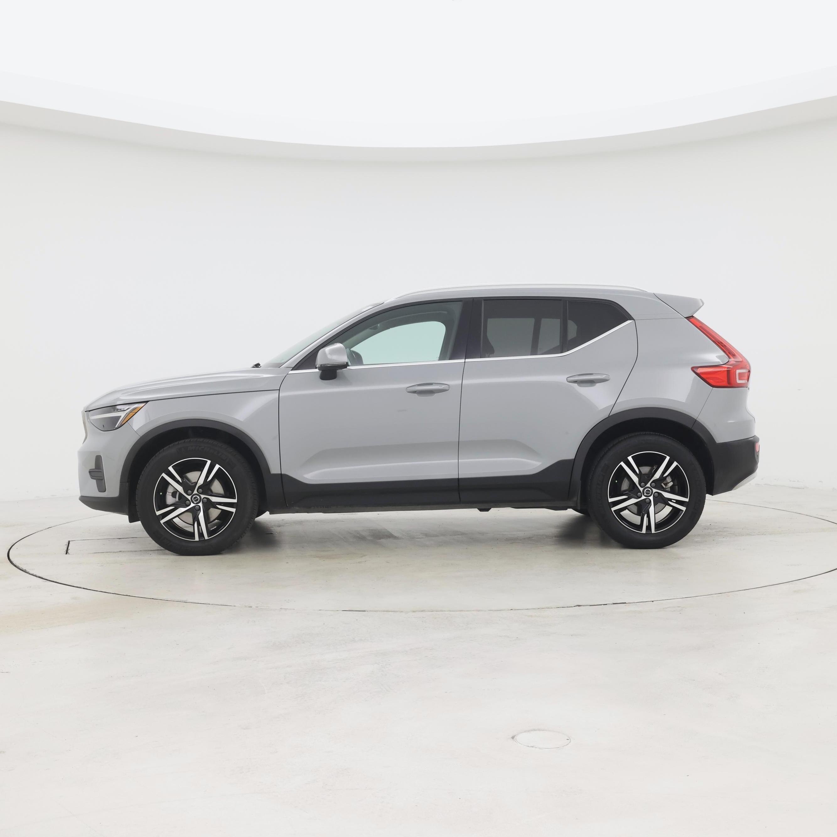 Thumbnail: 2025 Volvo XC40 - 3
