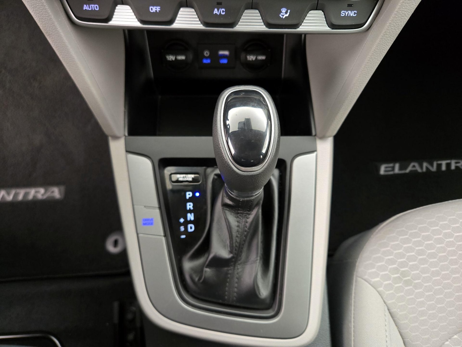 2020 Hyundai Elantra SE - Photo 18
