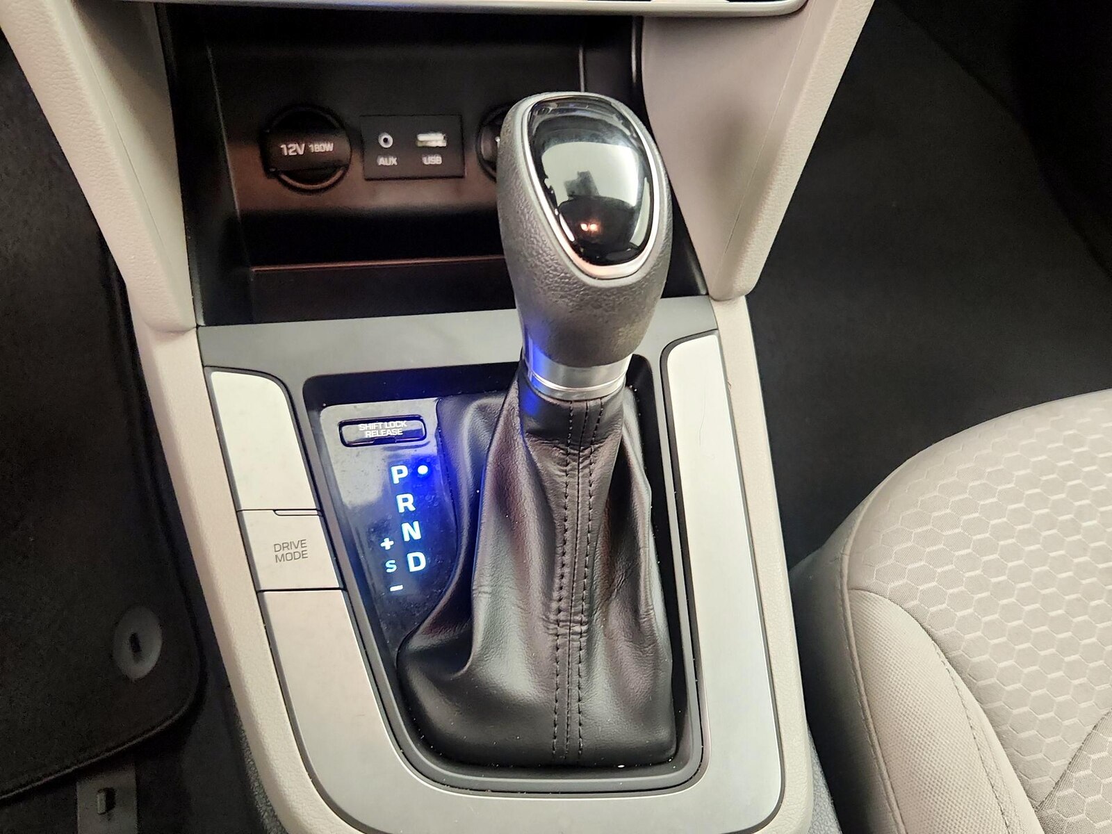 2020 Hyundai Elantra SE - Photo 18