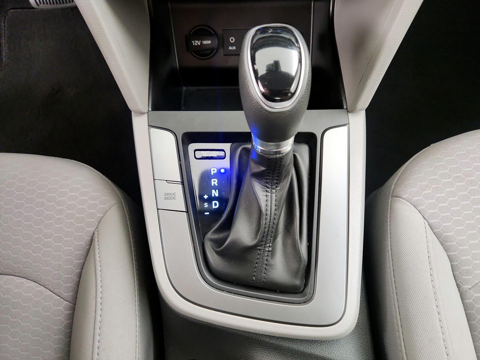 2020 Hyundai Elantra SE - Photo 18
