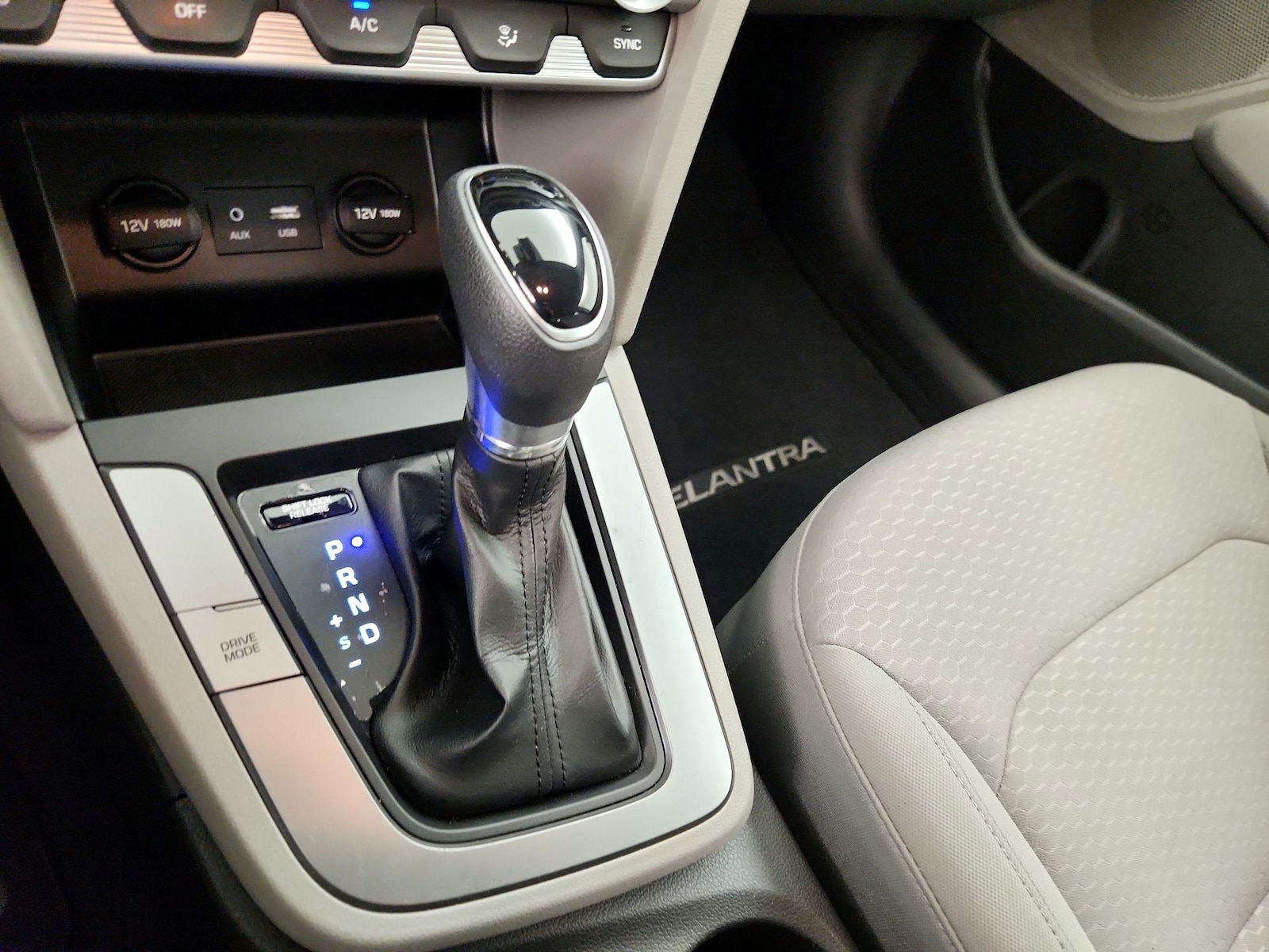2020 Hyundai Elantra SE - Photo 18