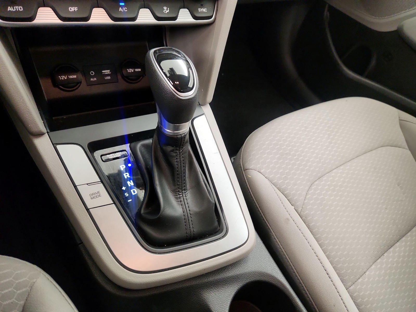 2020 Hyundai Elantra SE - Photo 18